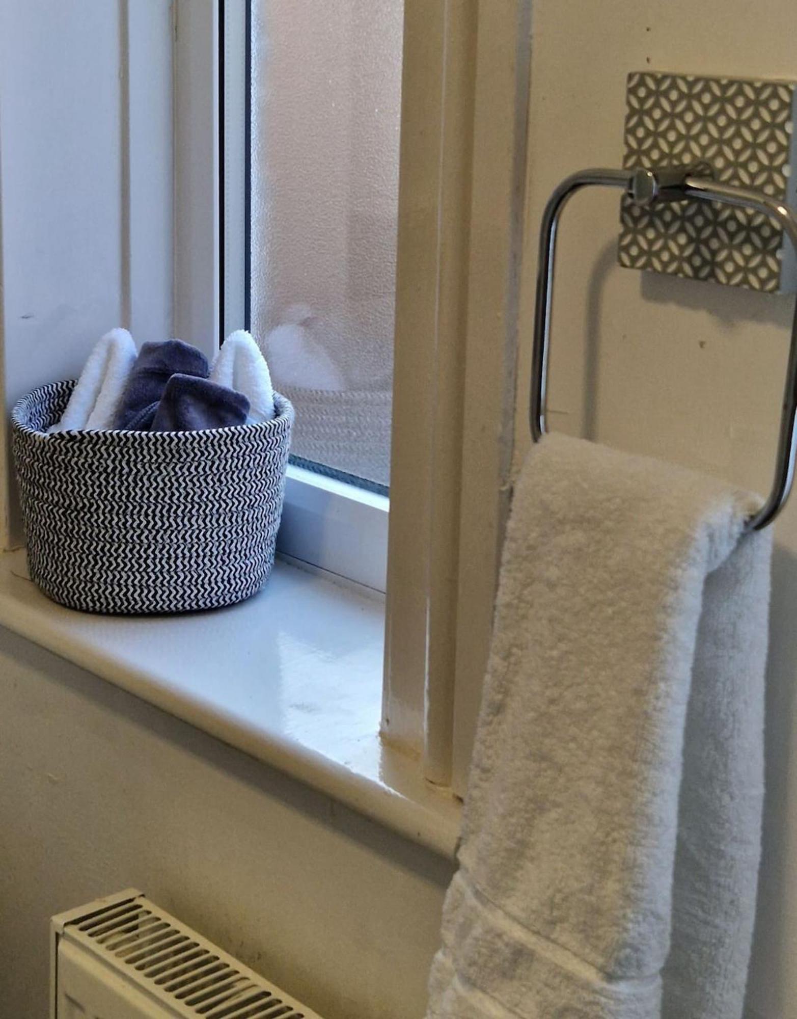 Spacious 1 Bedroom Near Centre Amenities Apartment *