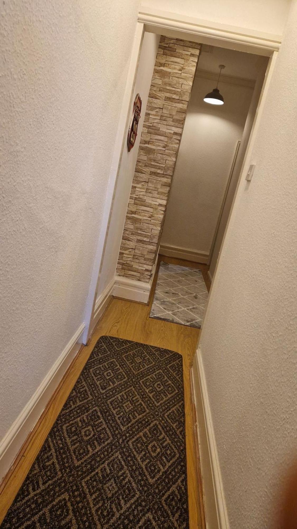 Spacious 1 Bedroom Near Centre Amenities Apartment