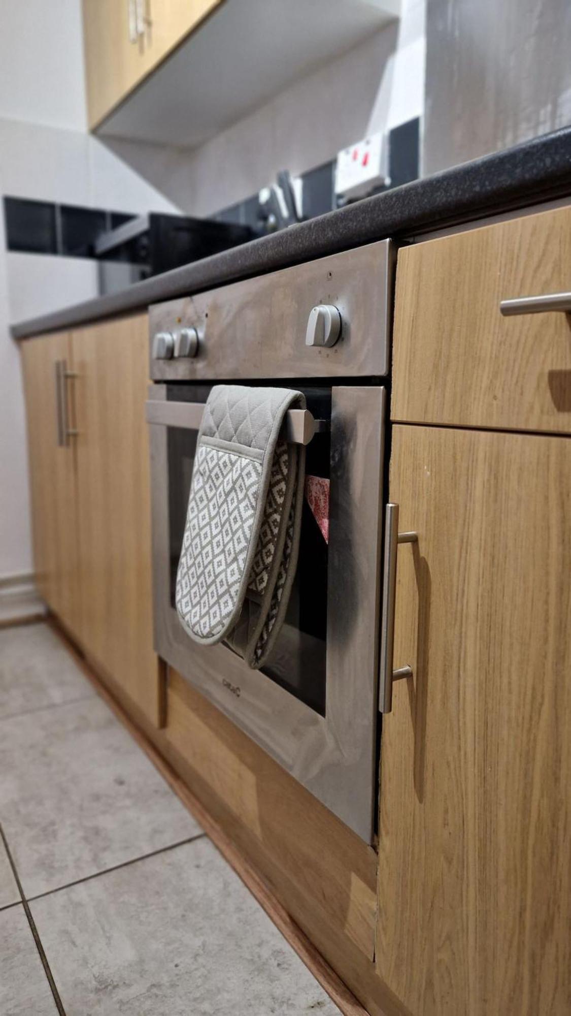 Spacious 1 Bedroom Near Centre Amenities Apartment *