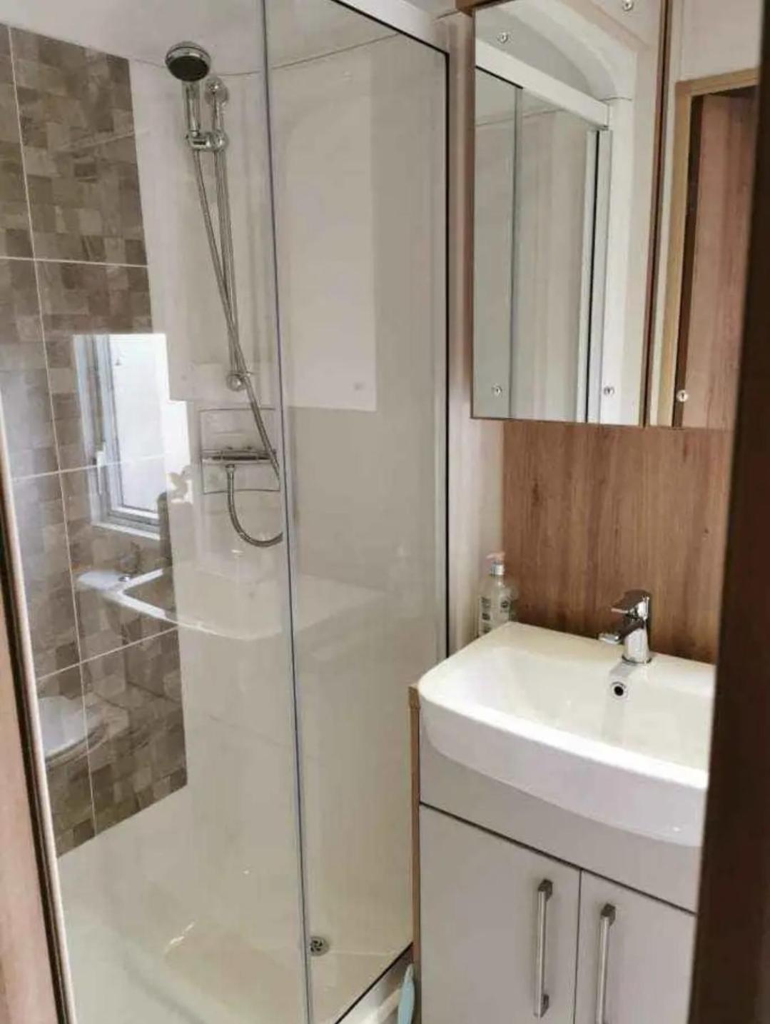 Luxury Caravan With Hot Tub On Tattershall Lakes *