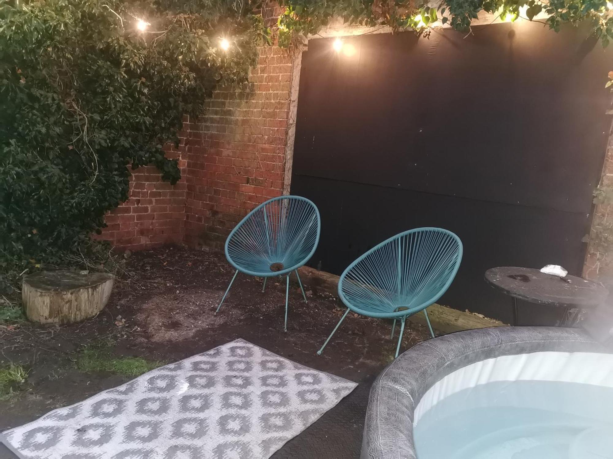 Secret Hot Tub - Heated Dome Firepit Projector Apartment *