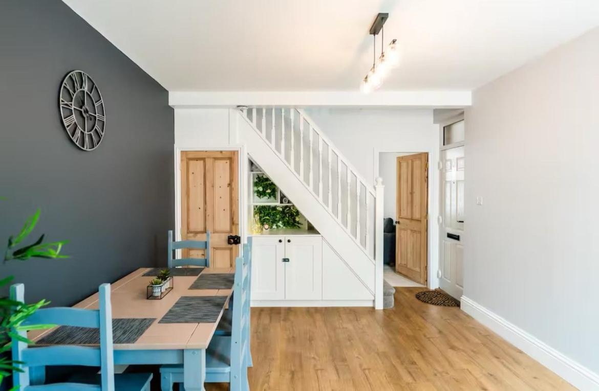 Spacious In - Steeple View House, Sleeps 4, Free Parking Holiday home