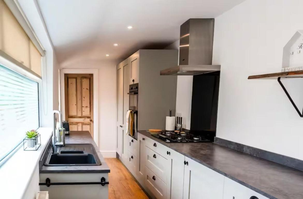 Spacious In - Steeple View House, Sleeps 4, Free Parking