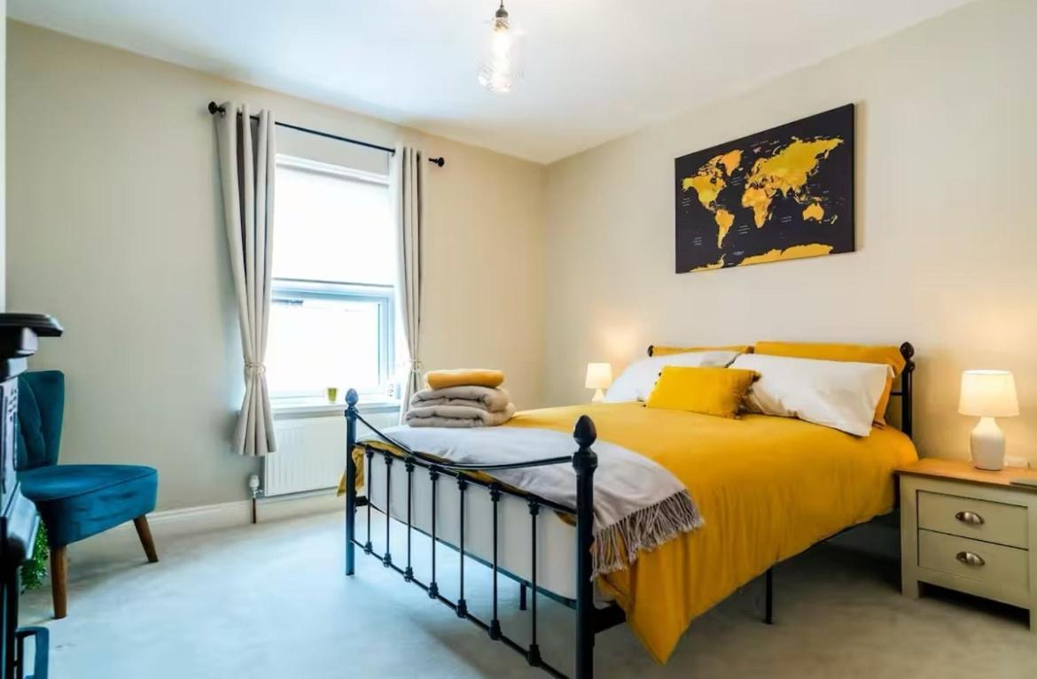 Spacious In - Steeple View House, Sleeps 4, Free Parking