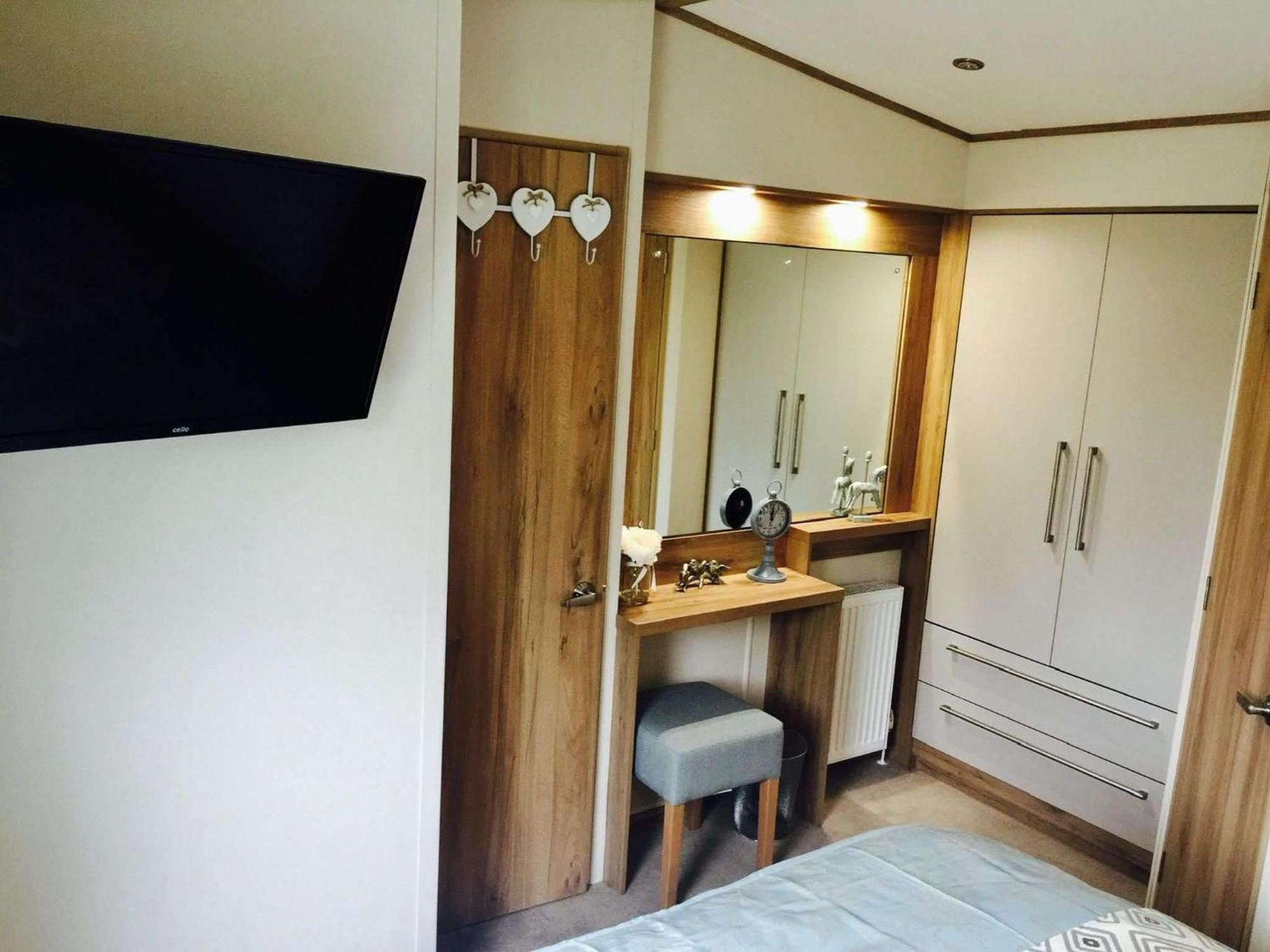 Luxury Caravan With Hot Tub On Tattershall Lakes