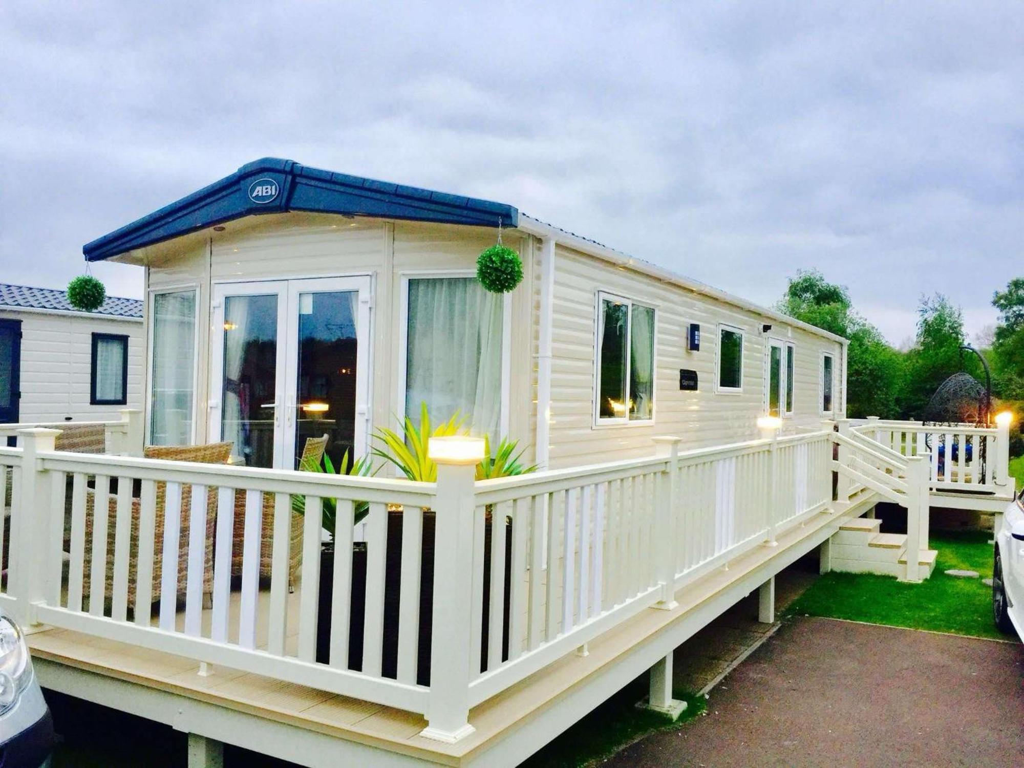 Luxury Caravan With Hot Tub On Tattershall Lakes Campsite