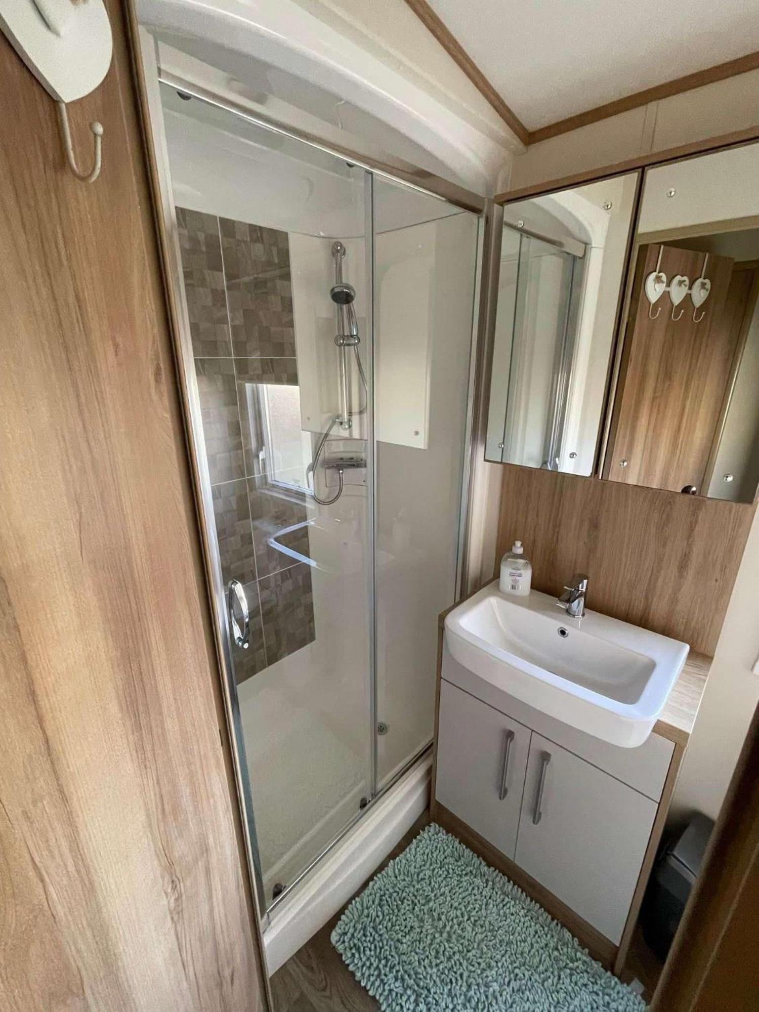 Luxury Caravan With Hot Tub On Tattershall Lakes Campsite *