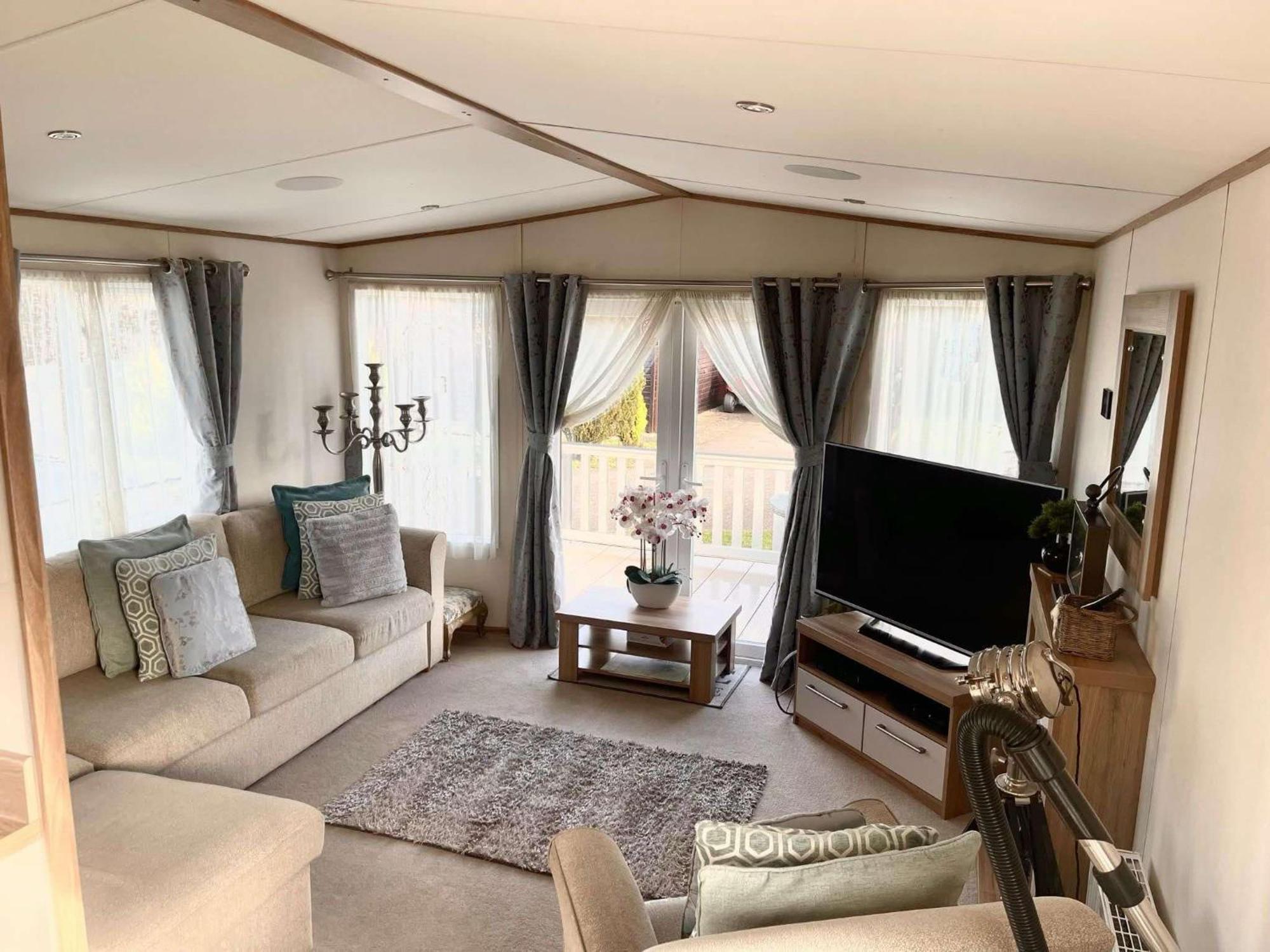 Luxury Caravan With Hot Tub On Tattershall Lakes