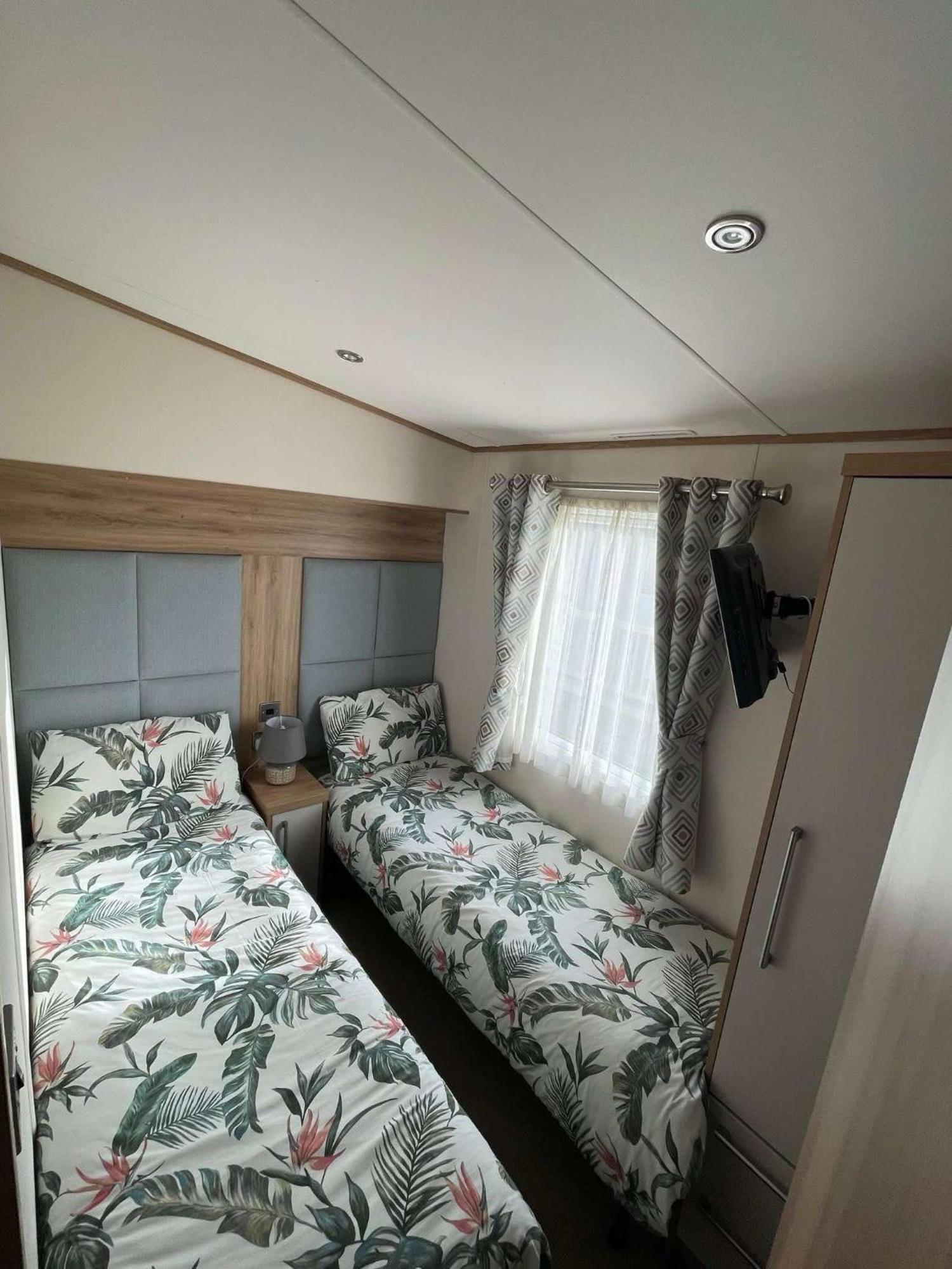 Luxury Caravan With Hot Tub On Tattershall Lakes Campsite *