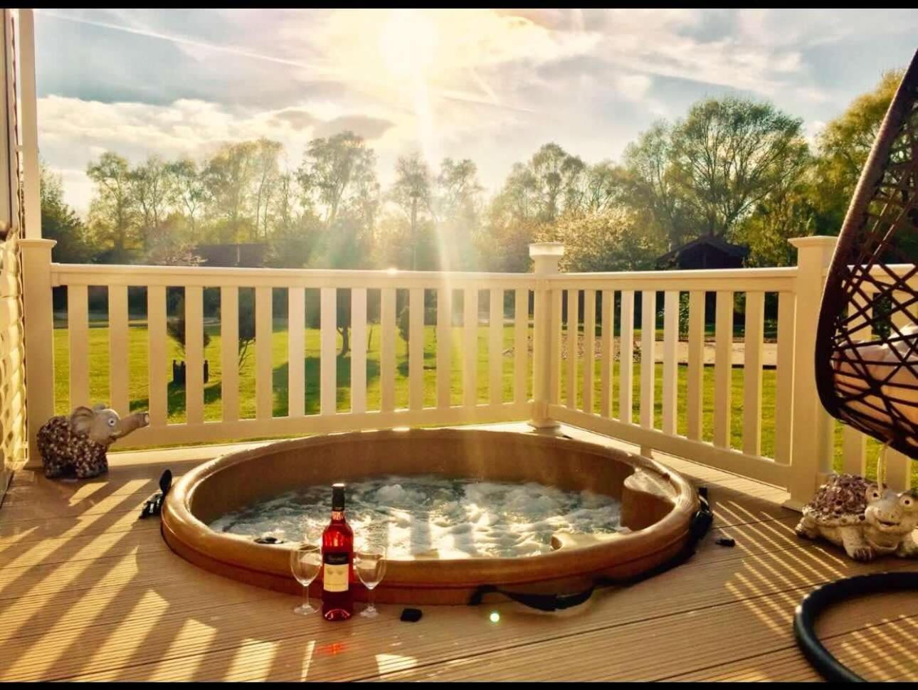 Campsite Luxury Caravan With Hot Tub On Tattershall Lakes