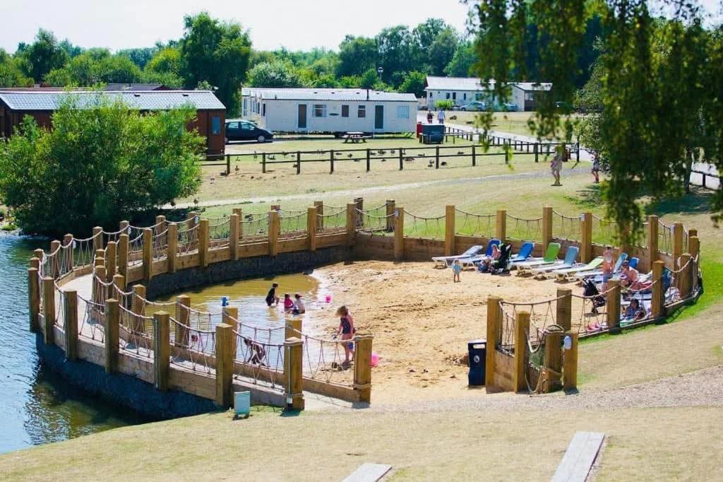 Luxury Caravan With Hot Tub On Tattershall Lakes Campsite Lincoln