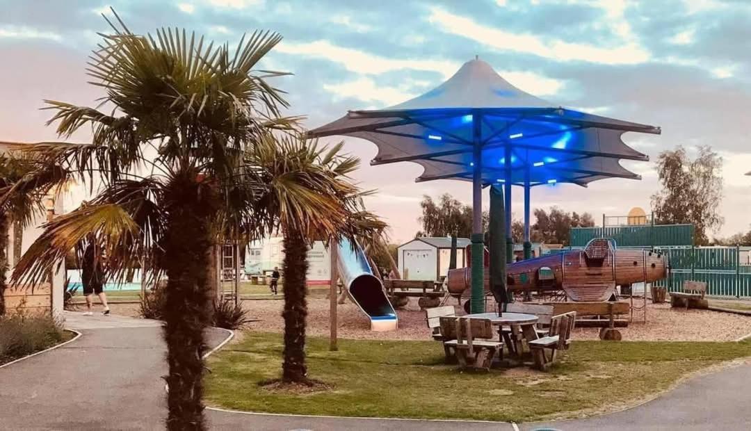 Luxury Caravan With Hot Tub On Tattershall Lakes