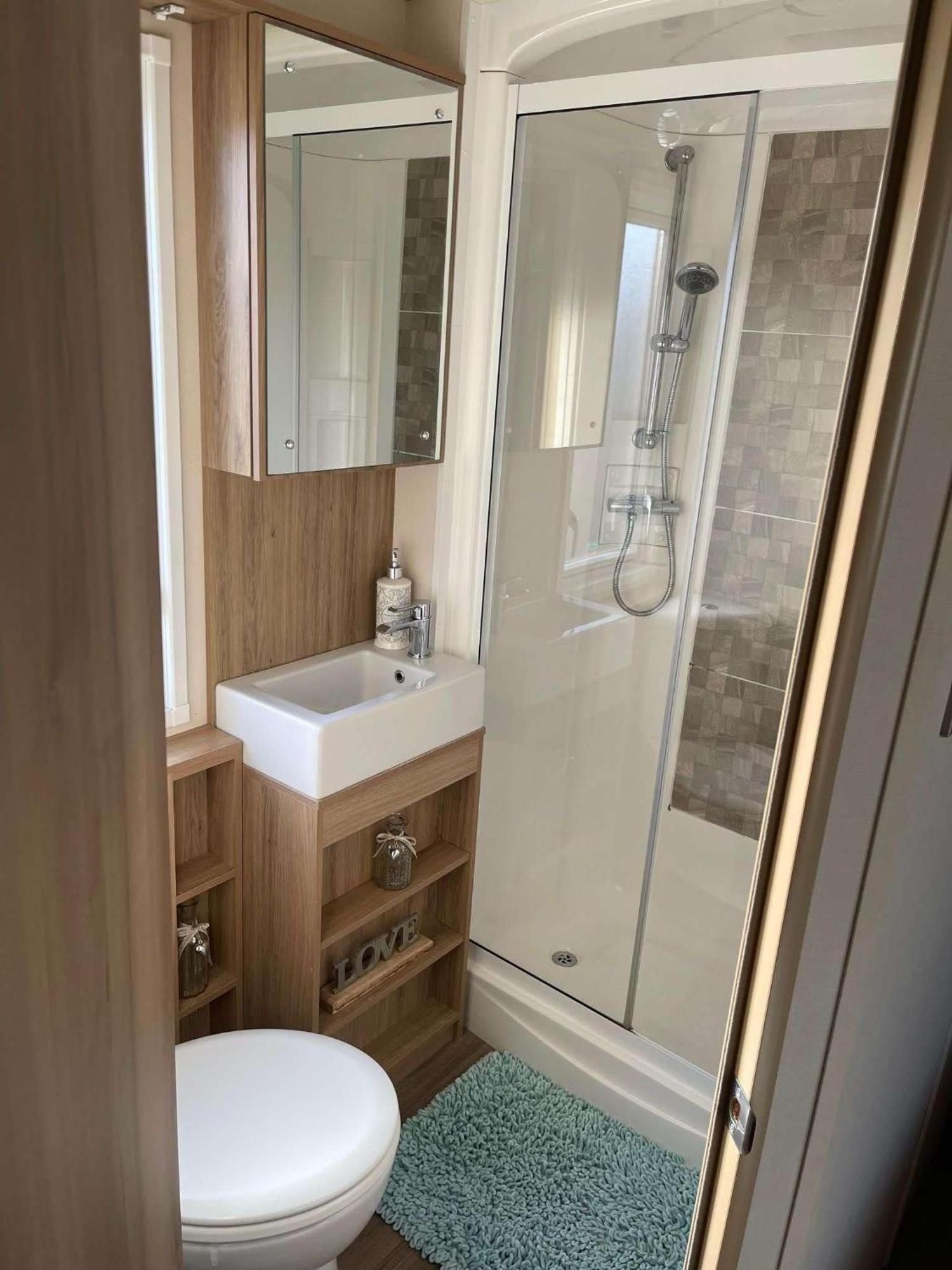 Luxury Caravan With Hot Tub On Tattershall Lakes