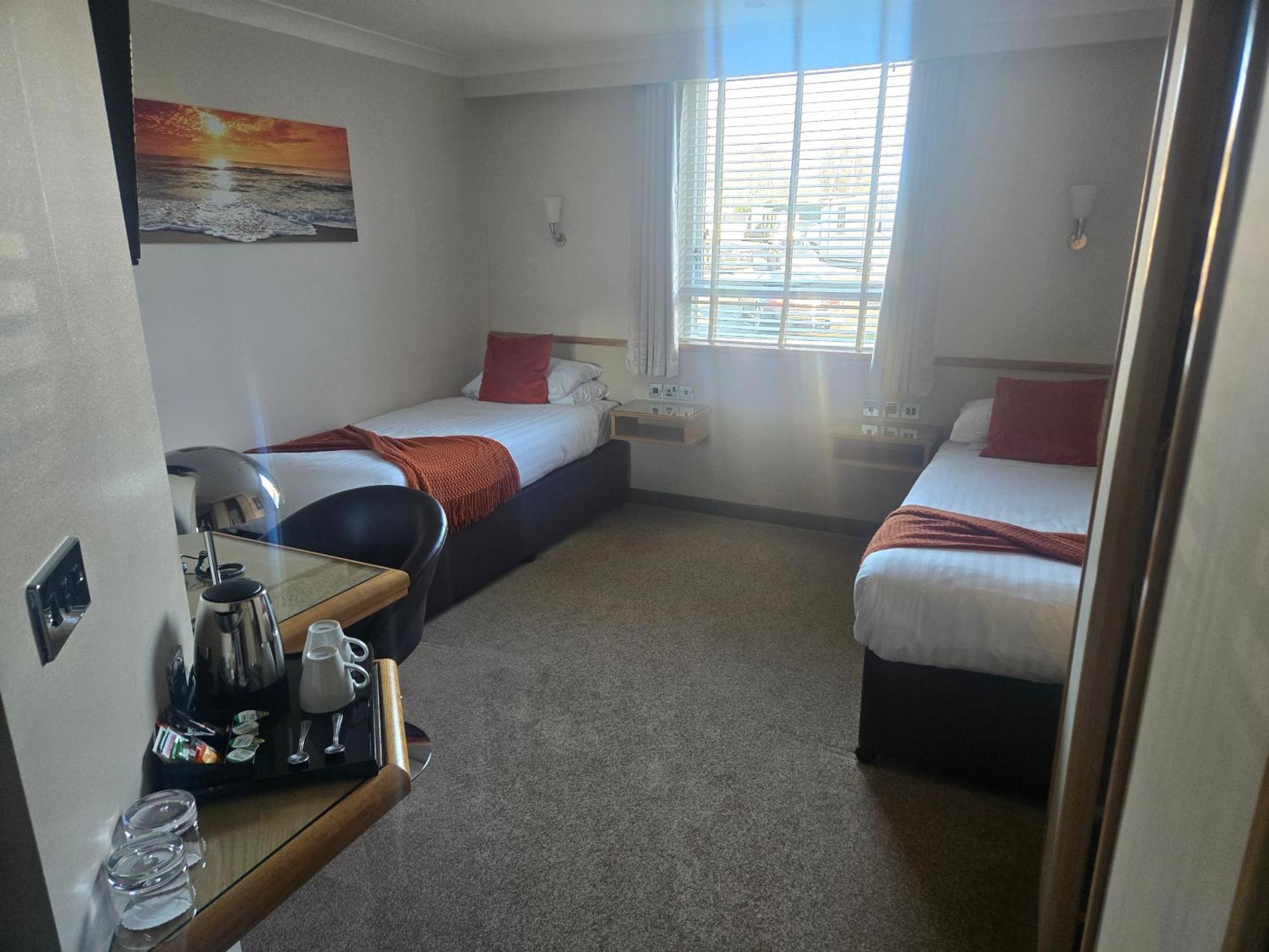 Damon's Hotel 4*