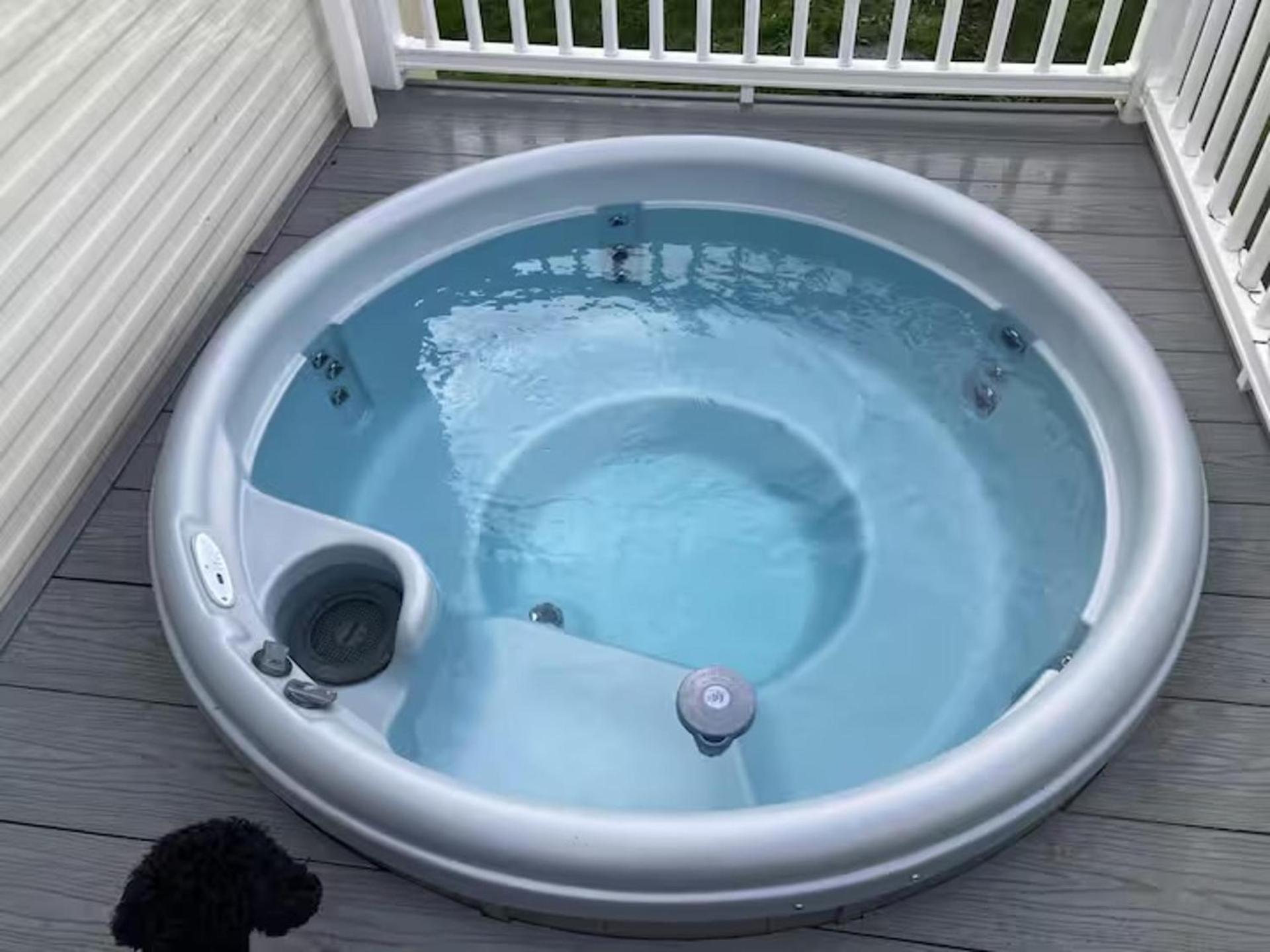 Caravan-sleep8-hottub-freep-balcony-familyfriendly *