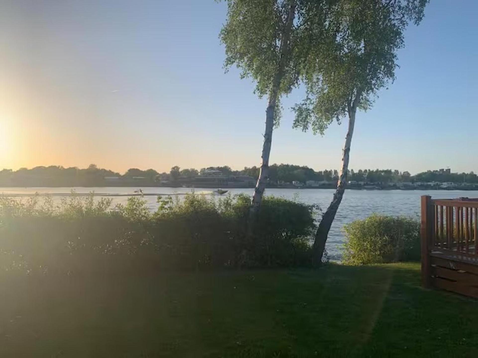 Caravan-sleep8-hottub-freep-balcony-familyfriendly Chalet Lincoln