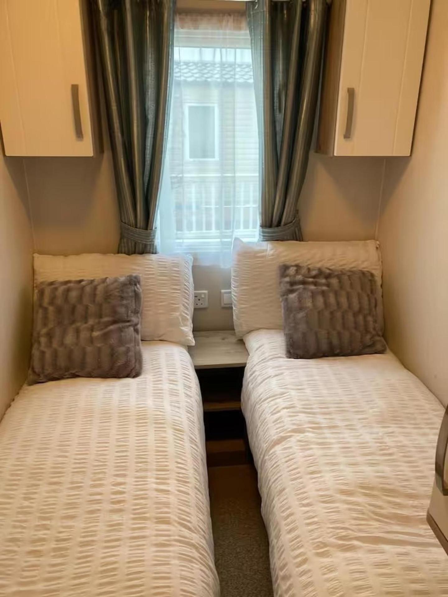 Caravan-sleep8-hottub-freep-balcony-familyfriendly Chalet *