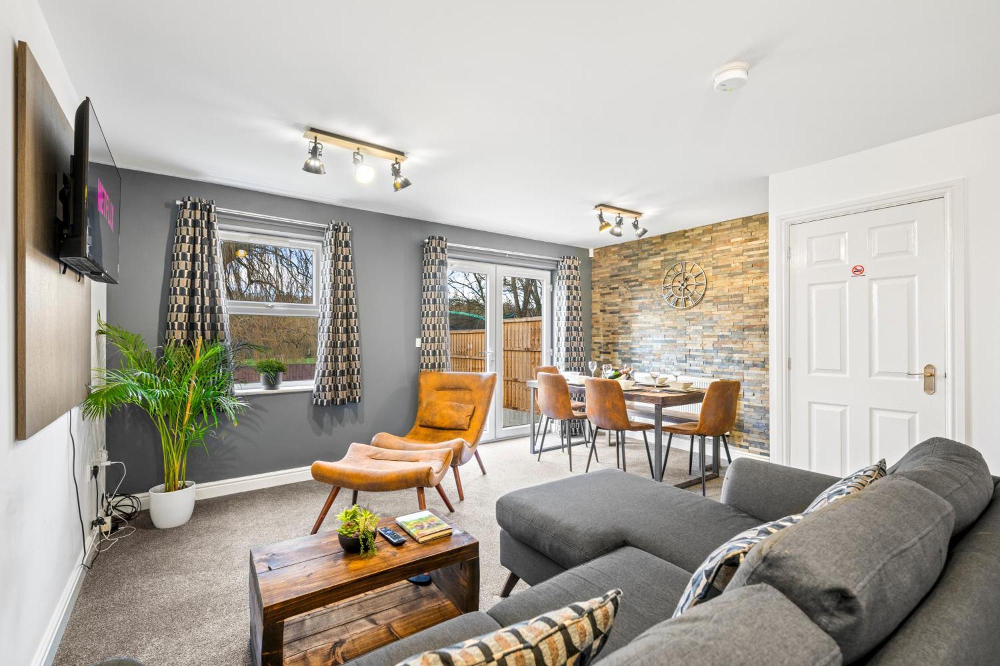 4 Bed Luxury Townhouse - Parking - *