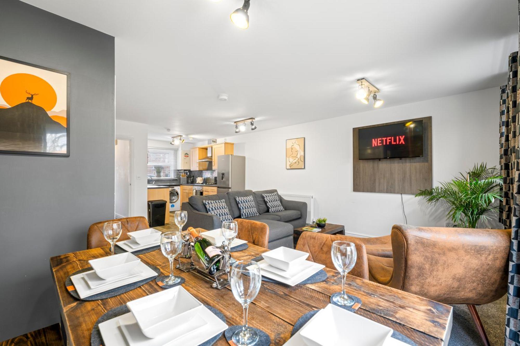 4 Bed Luxury Townhouse - Parking - Holiday home *