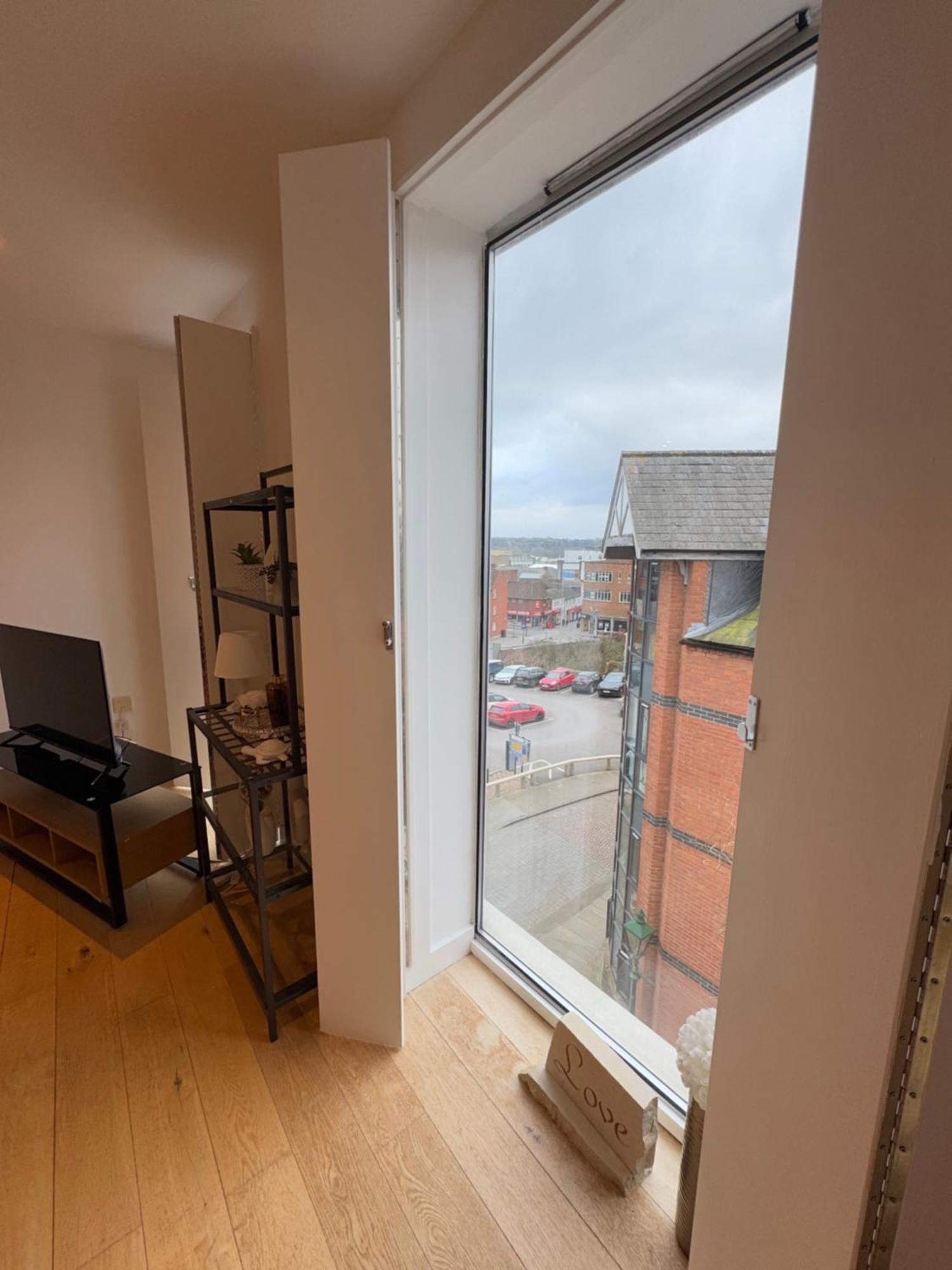 Cathedral View Apartment: Modern With Parking Lincoln