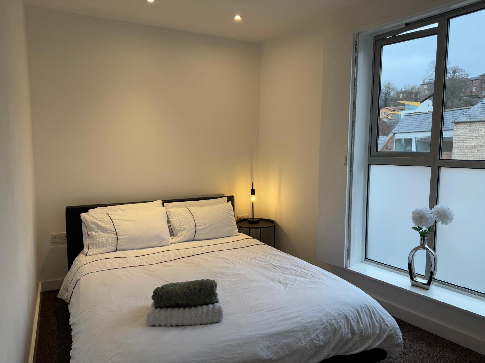 Cathedral View Apartment: Modern With Parking