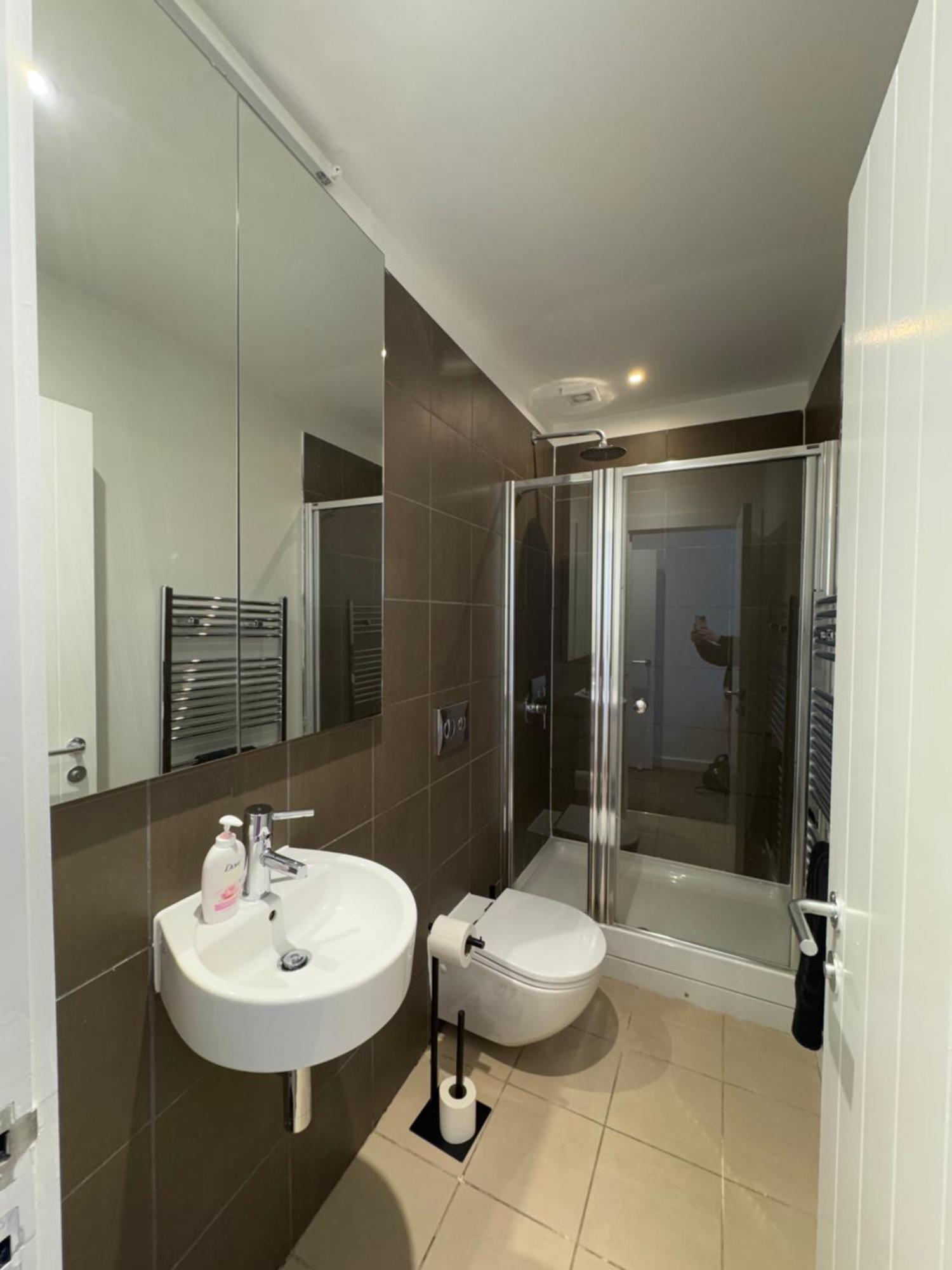 Cathedral View Apartment: Modern With Parking Apartment