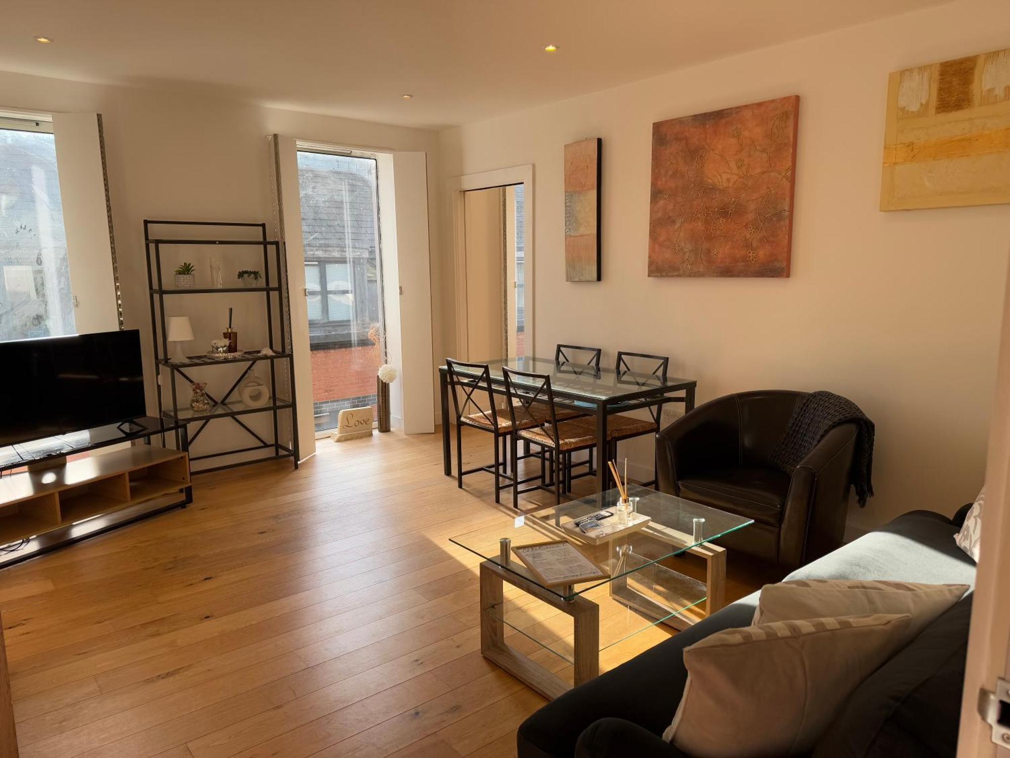 Cathedral View Apartment: Modern With Parking * Lincoln