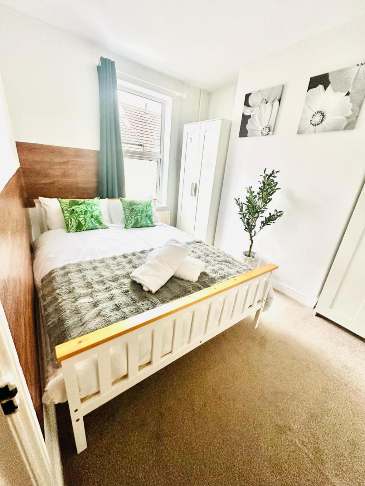 Three Bedroom House Lincoln 10 Mins Walk To Brayford Wharf And Free Parking