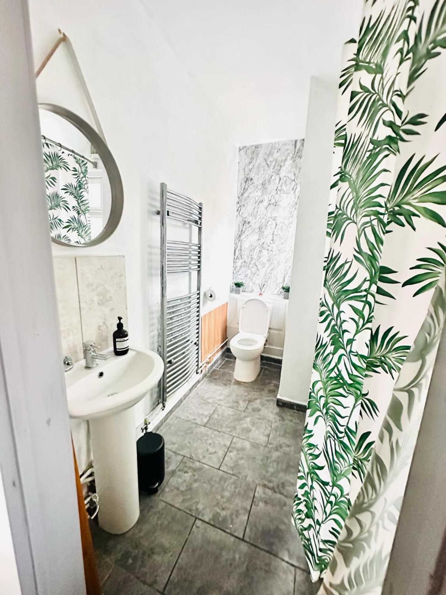 Three Bedroom House Lincoln 10 Mins Walk To Brayford Wharf And Free Parking Apartment