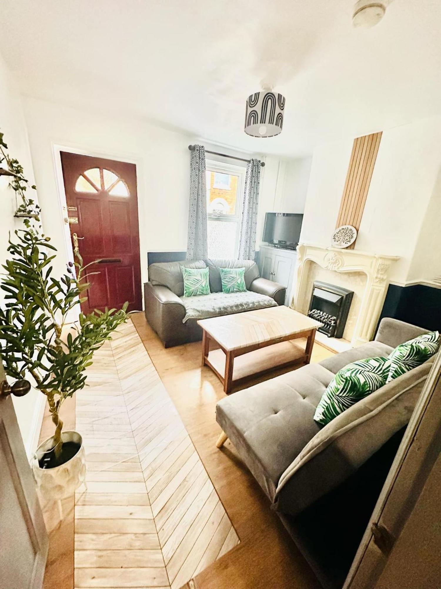 Three Bedroom House Lincoln 10 Mins Walk To Brayford Wharf And Free Parking Apartment