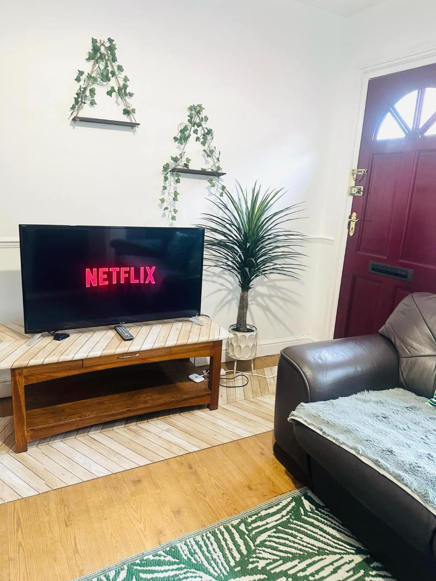 Apartment Three Bedroom House Lincoln 10 Mins Walk To Brayford Wharf And Free Parking