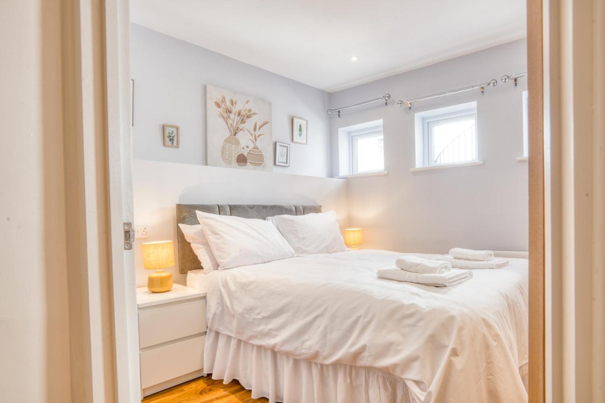 3 - 1 Bed King Size Bed Apartment *