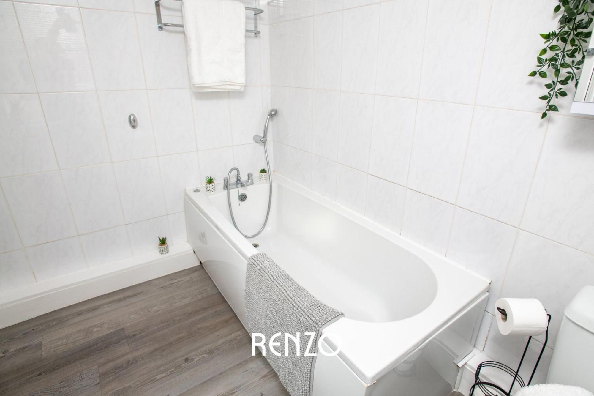 Apartment Bright And Warm 3-beds In By Renzo, Driveway Parking, Sleeps 6!