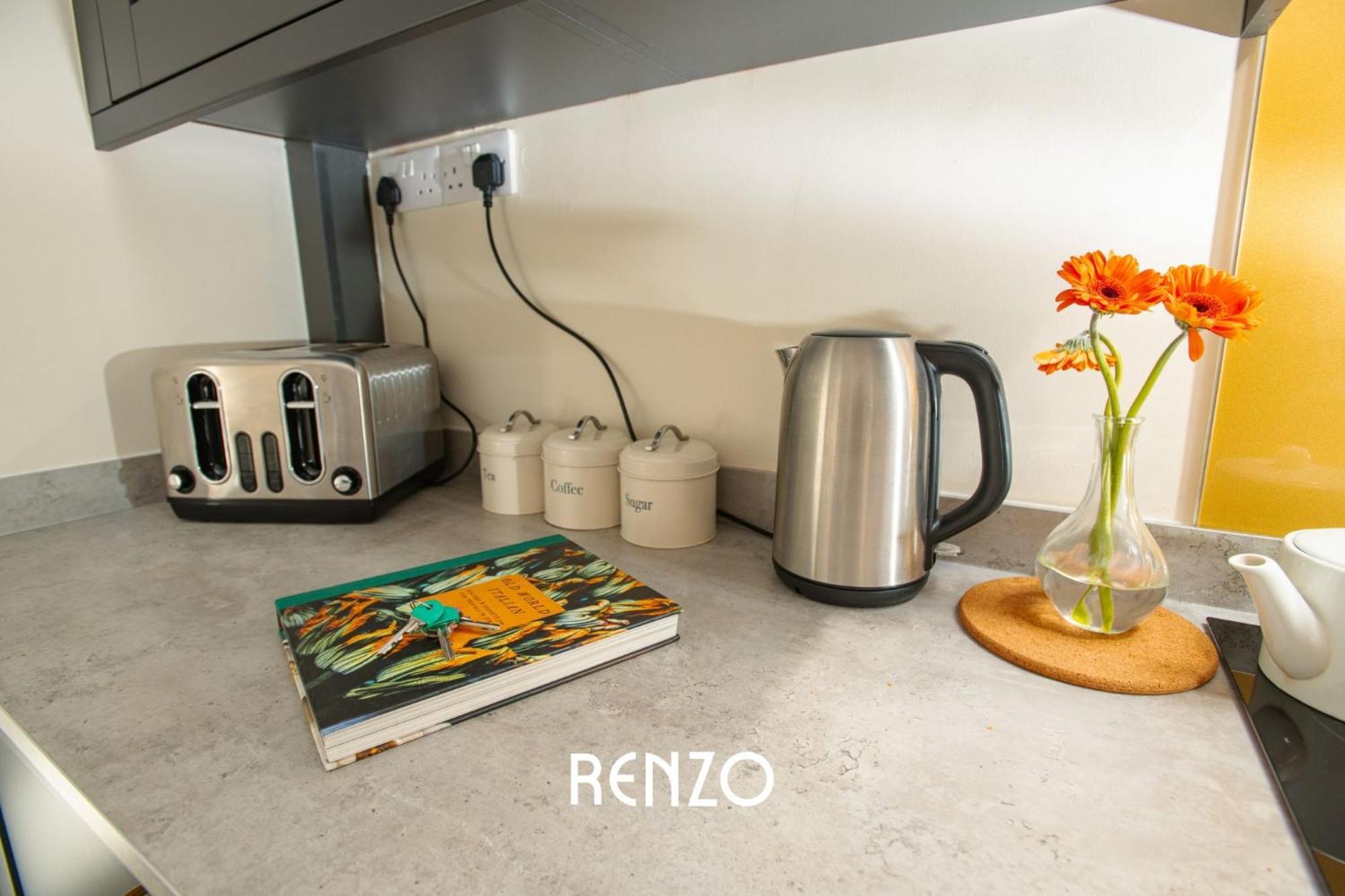 Bright And Warm 3-beds In By Renzo, Driveway Parking, Sleeps 6! Apartment *