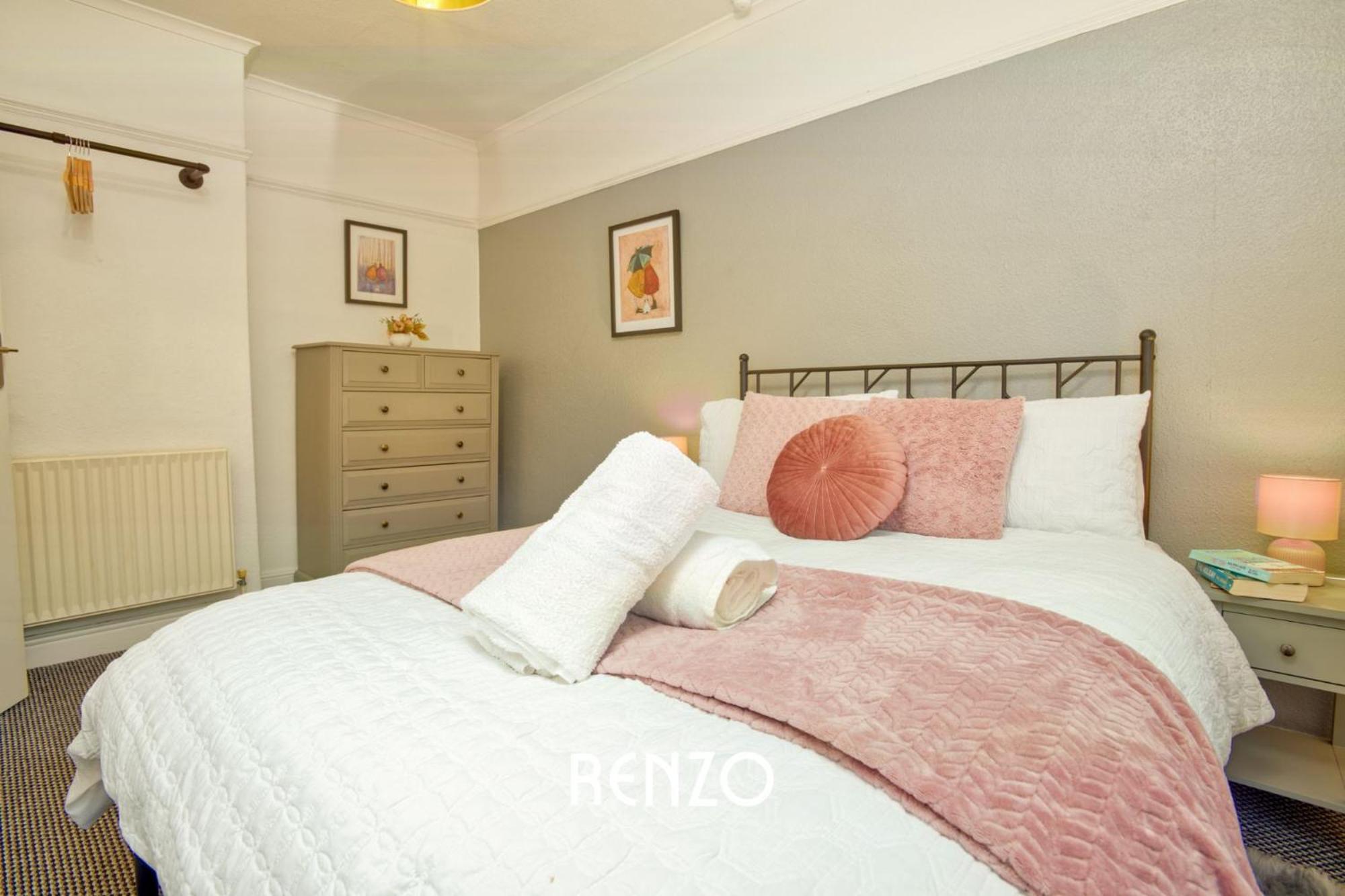 Bright And Warm 3-beds In By Renzo, Driveway Parking, Sleeps 6! Apartment