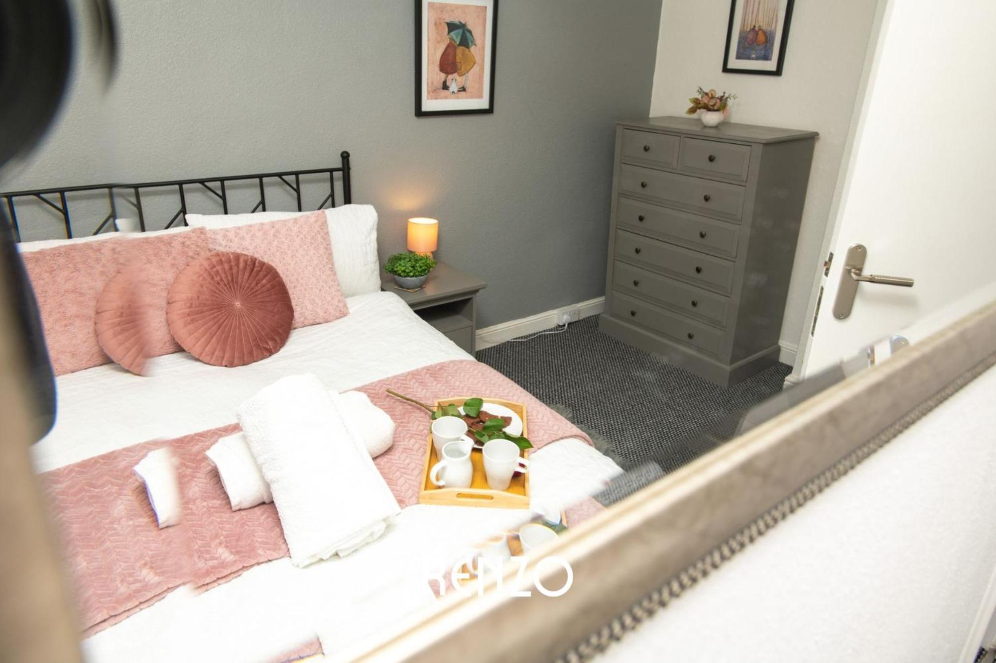 Apartment Bright And Warm 3-beds In By Renzo, Driveway Parking, Sleeps 6!