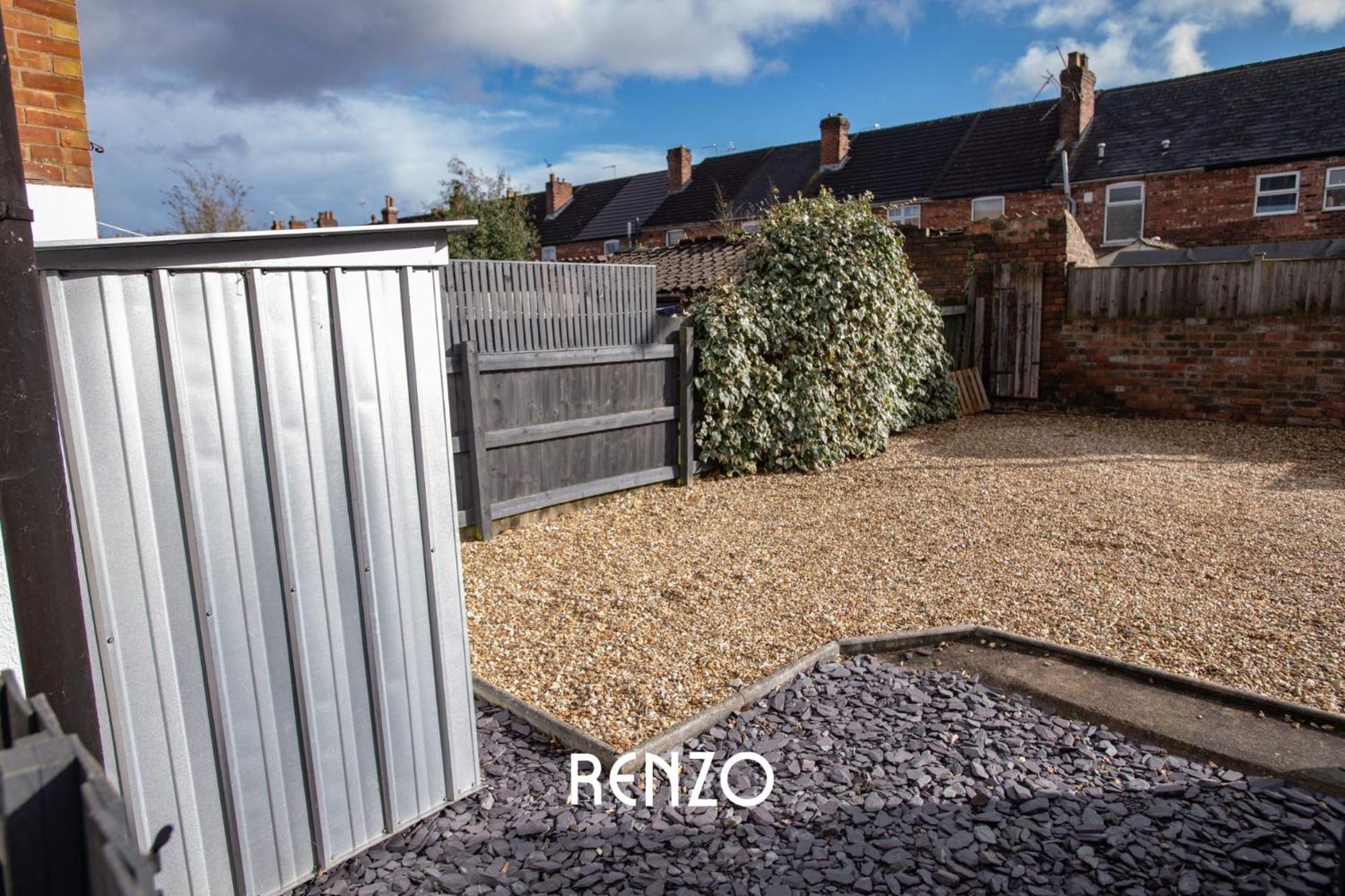 Bright And Warm 3-beds In By Renzo, Driveway Parking, Sleeps 6! *
