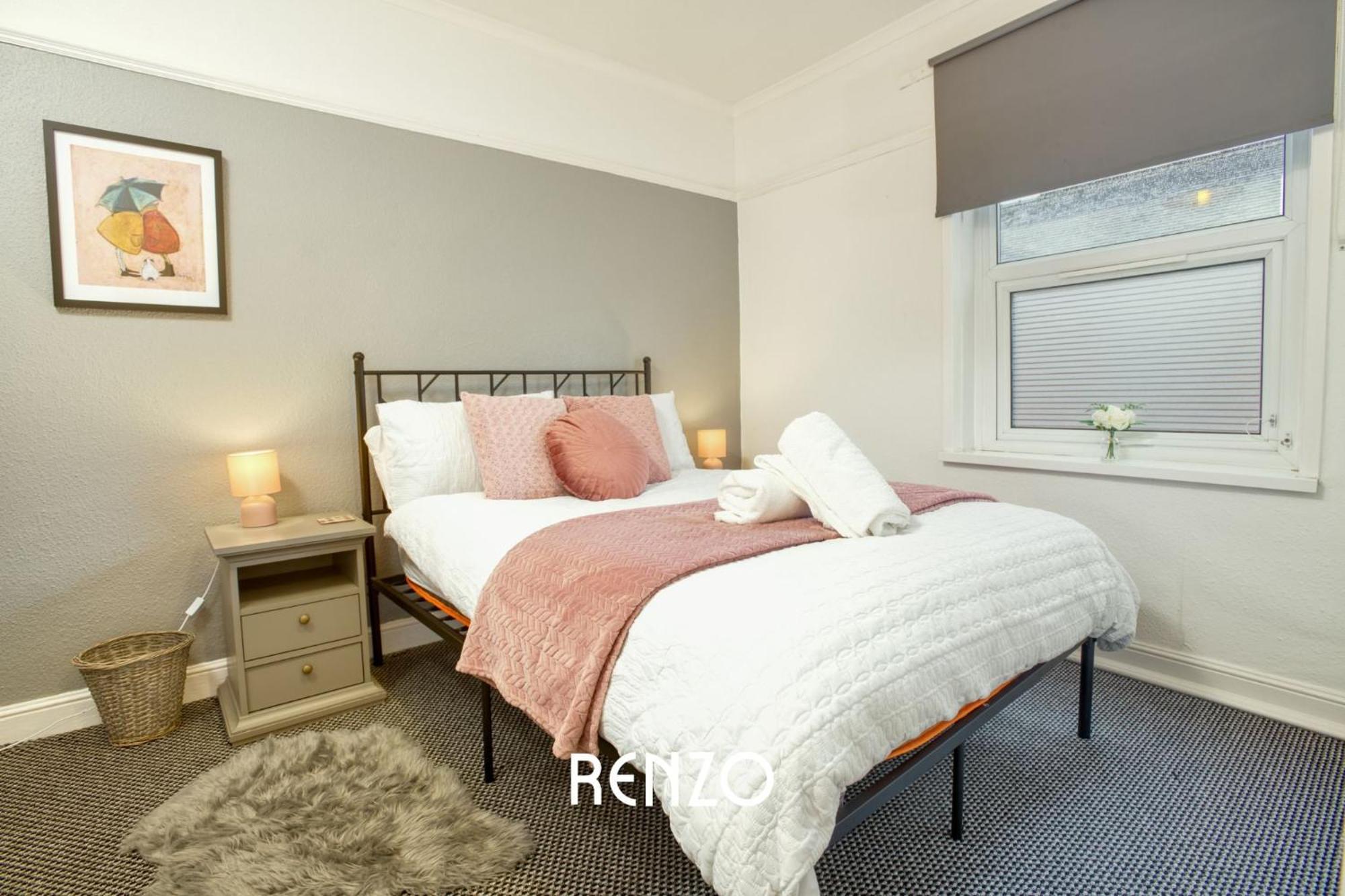 Bright And Warm 3-beds In By Renzo, Driveway Parking, Sleeps 6!