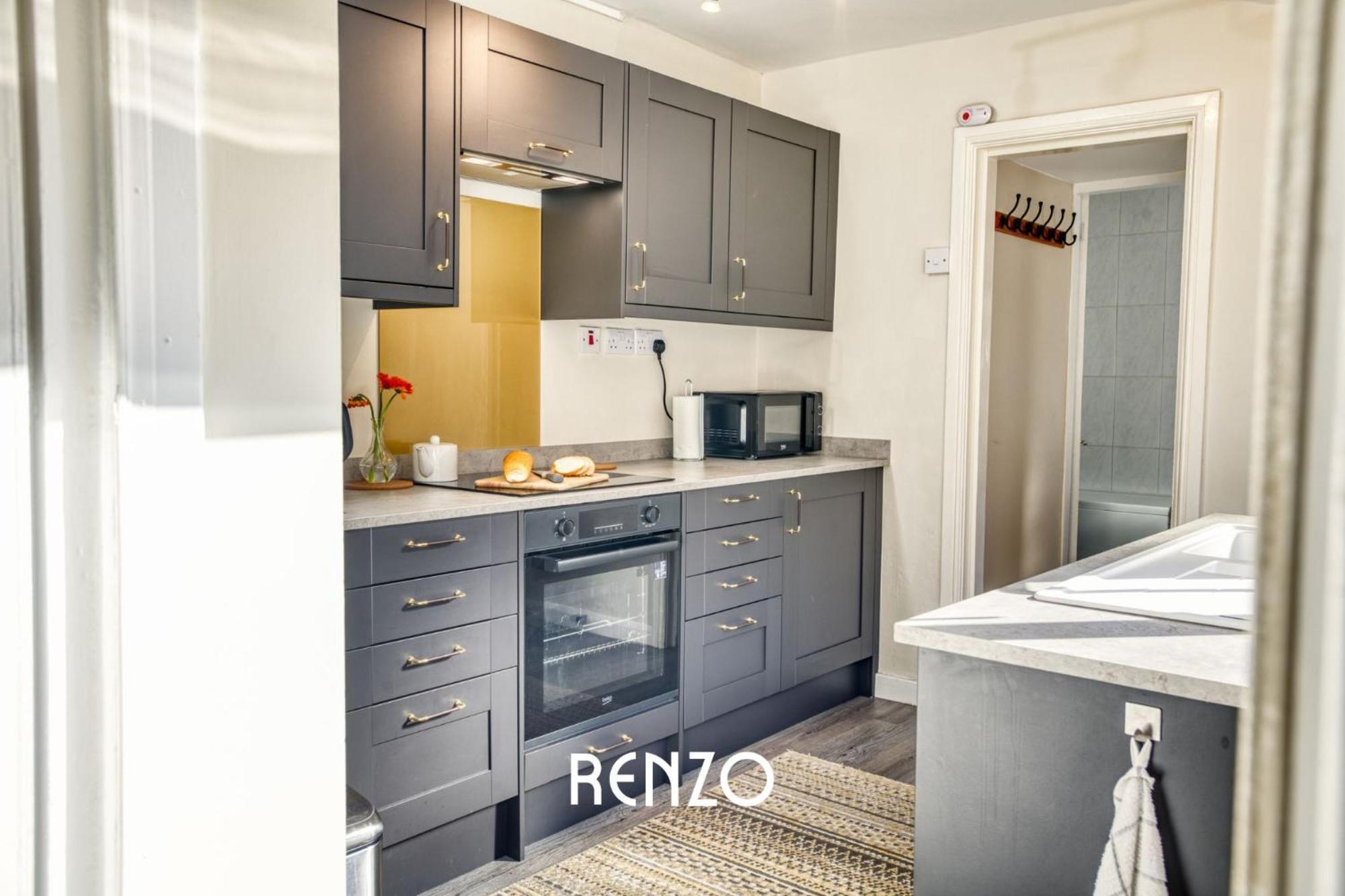 Bright And Warm 3-beds In By Renzo, Driveway Parking, Sleeps 6! Apartment