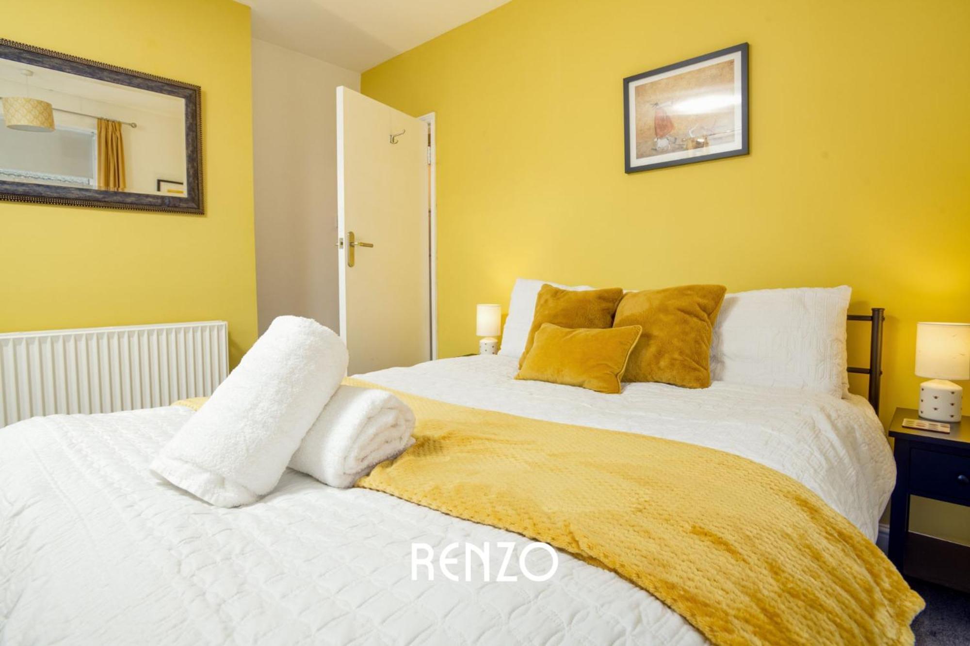 Apartment Bright And Warm 3-beds In By Renzo, Driveway Parking, Sleeps 6! *