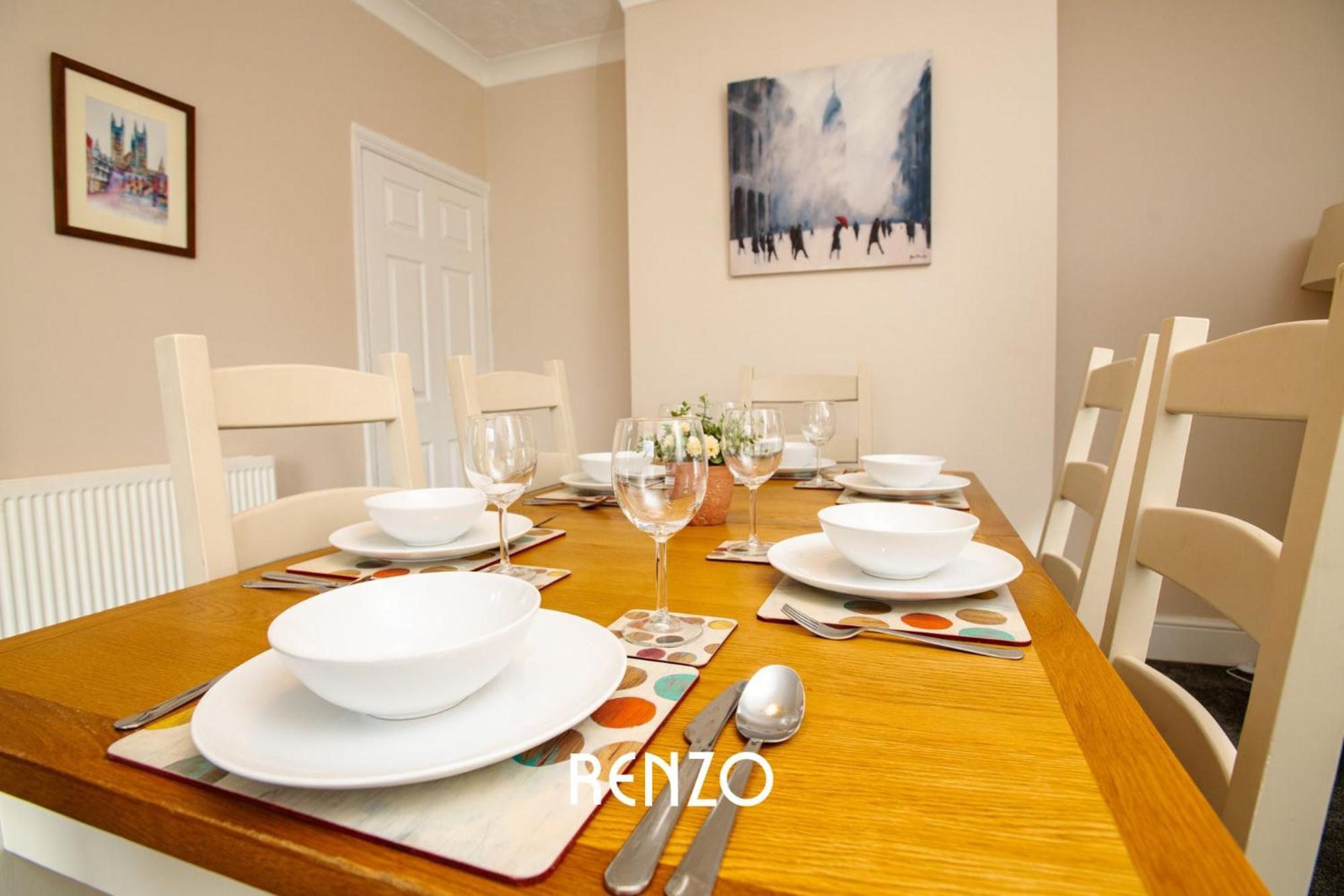 Bright And Warm 3-beds In By Renzo, Driveway Parking, Sleeps 6! *