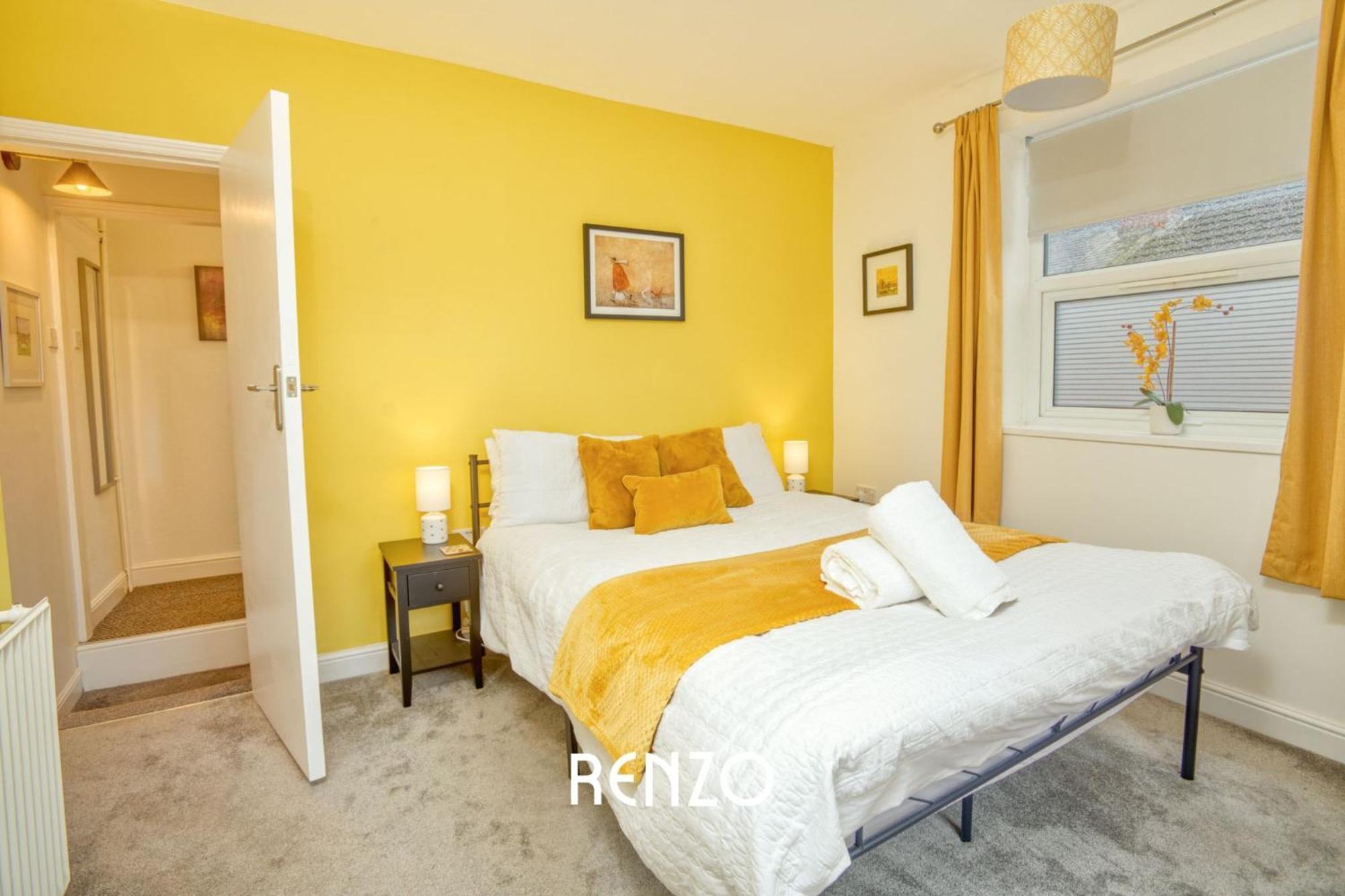 Bright And Warm 3-beds In By Renzo, Driveway Parking, Sleeps 6! Apartment