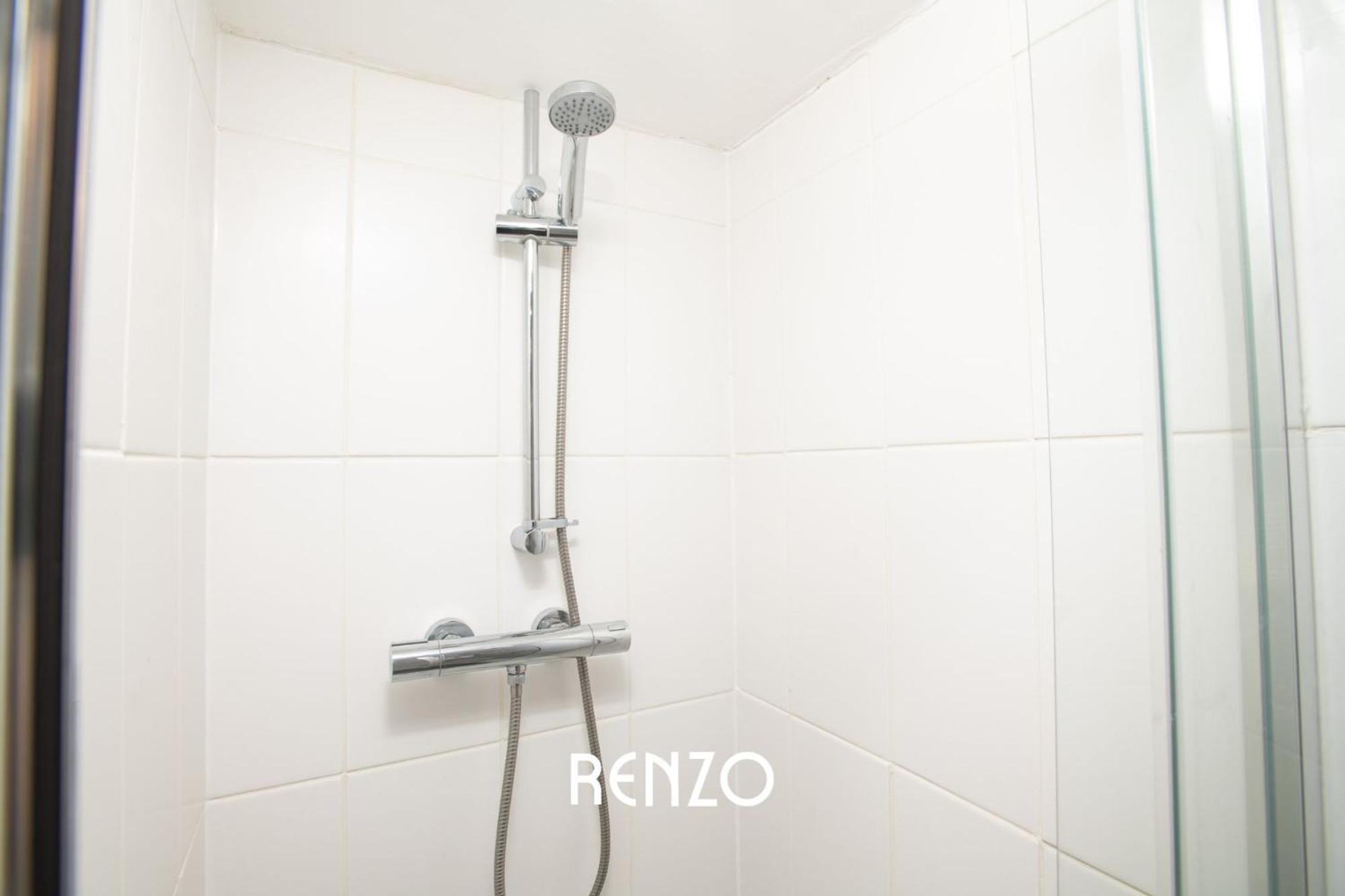 Apartment Bright And Warm 3-beds In By Renzo, Driveway Parking, Sleeps 6!
