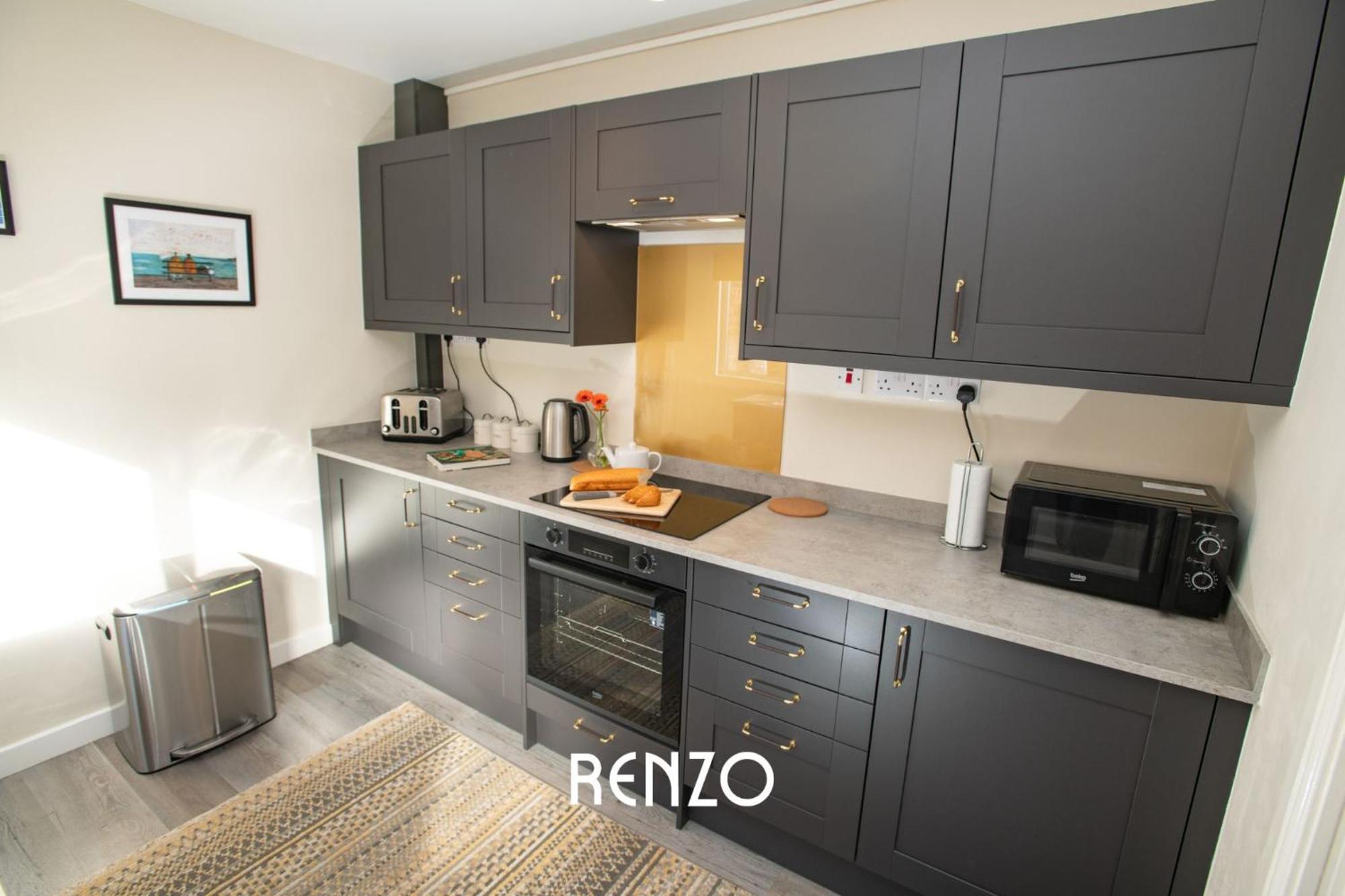 Bright And Warm 3-beds In By Renzo, Driveway Parking, Sleeps 6! Apartment