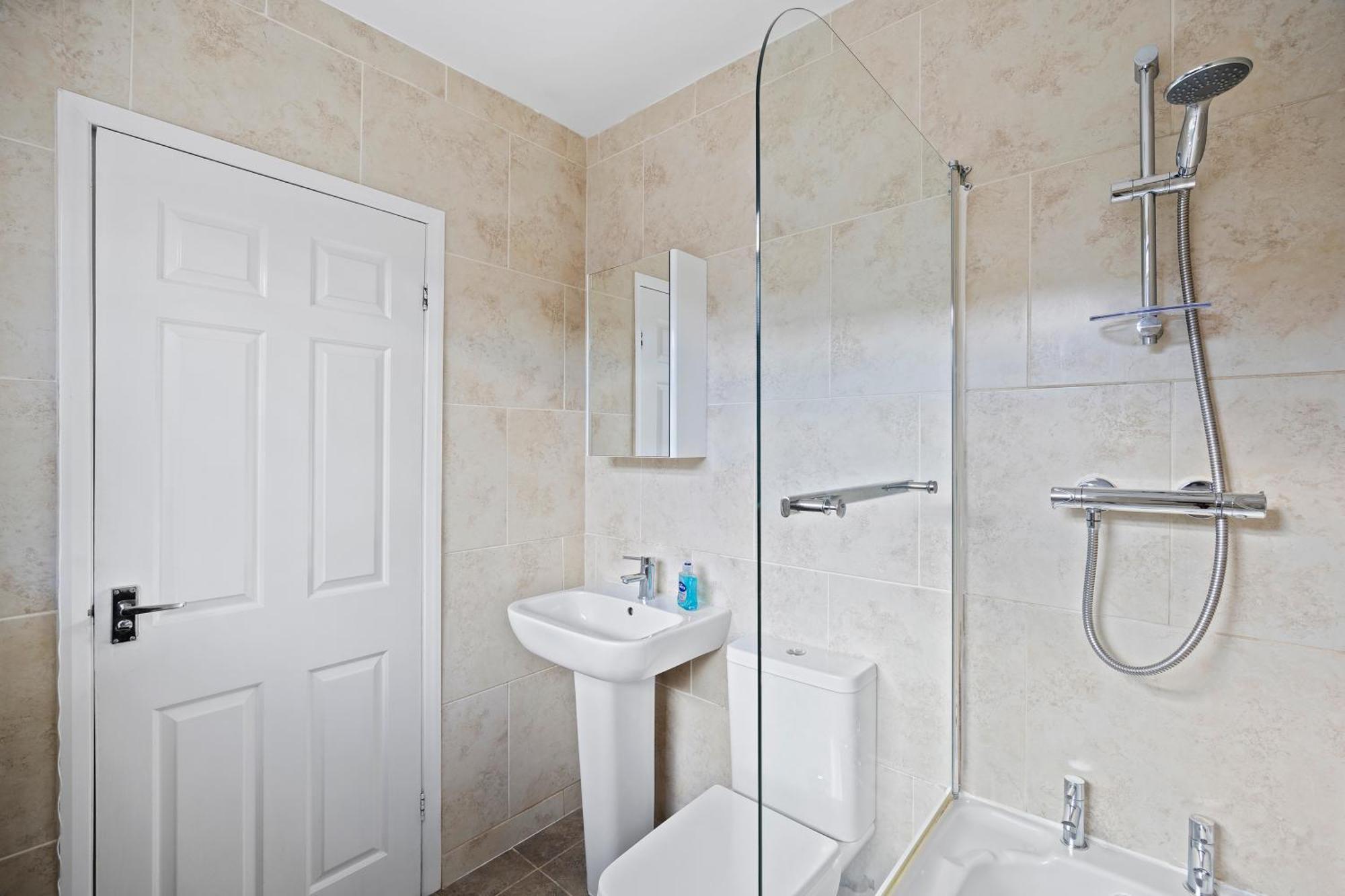 Perfect Home For Business & Leisure With Free Parking And Fast Wi-Fi