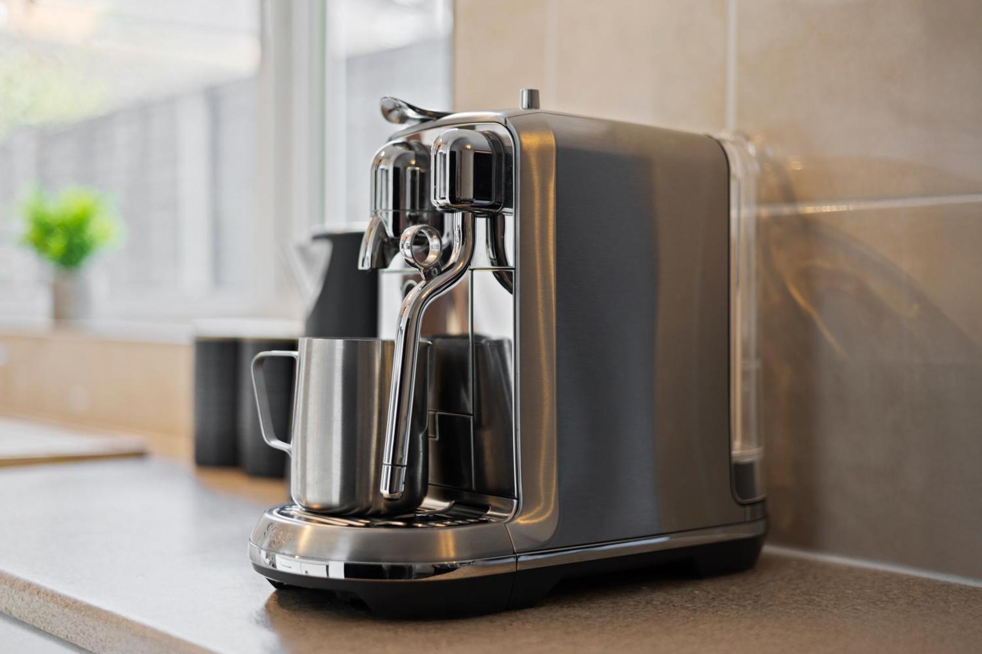 Perfect Home For Business & Leisure With Free Parking And Fast Wi-Fi