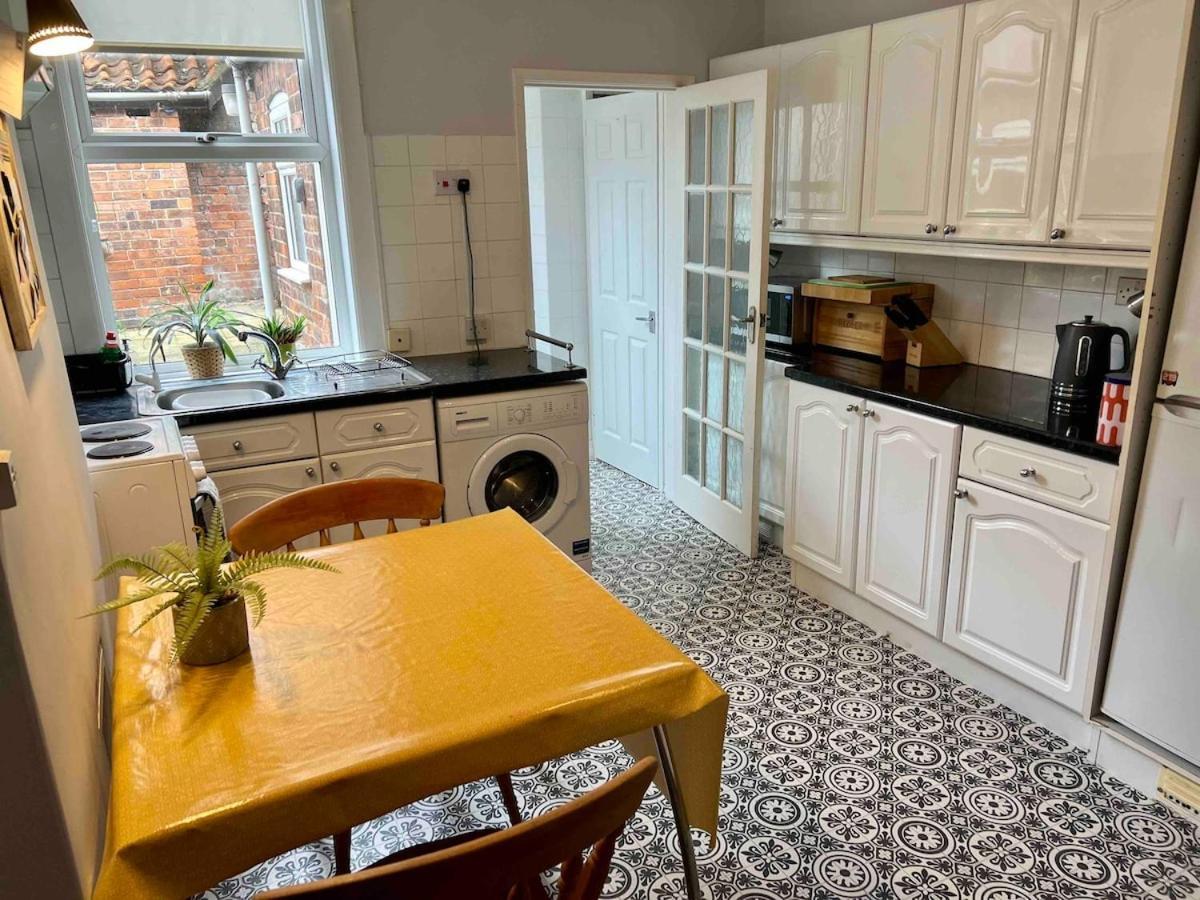 Charming Victorian Terrace, Near Castle Lincoln