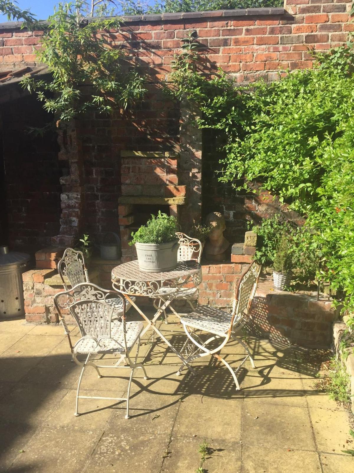 Charming Victorian Terrace, Near Castle