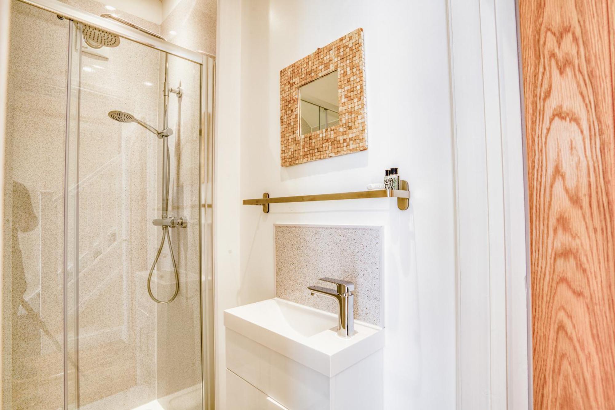 Spacious Center 2 Bed Free Wifi *