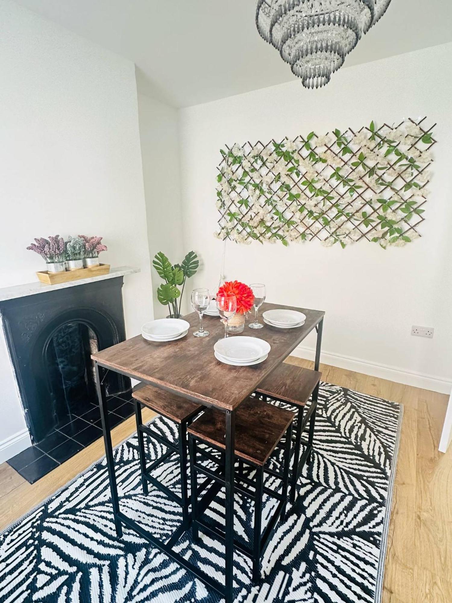 Spacious 2 Bedroom House, Parking And Less Than 10 Mins Walk To Brayford Wharf
